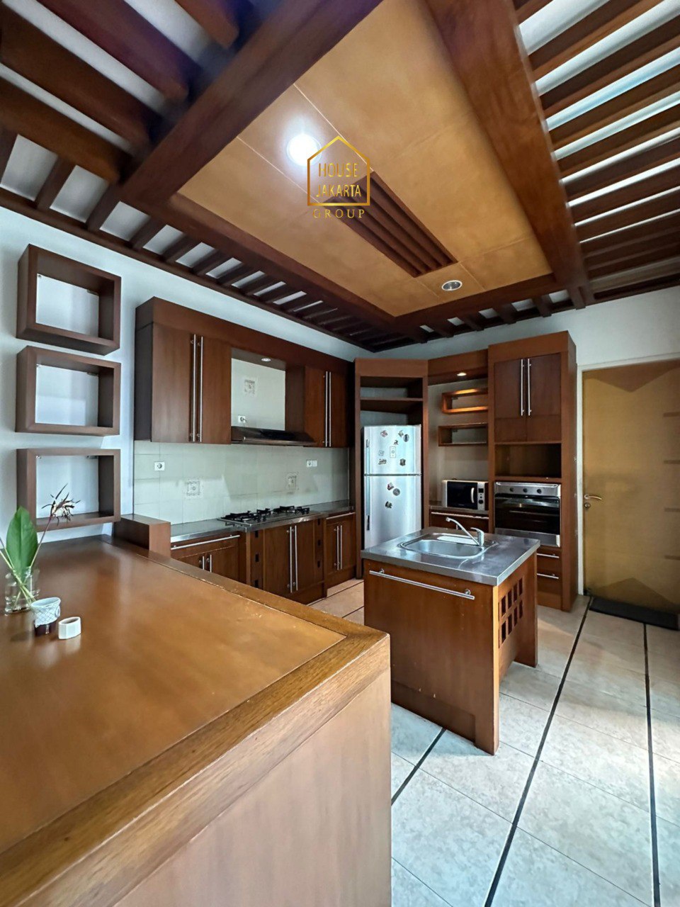 HS2054  FOR SALE: MENTENG AREA. Rumah 1 Lantai Siap Huni. Ada Taman &  Pool. Murah & Elite Dekat Thamrin 