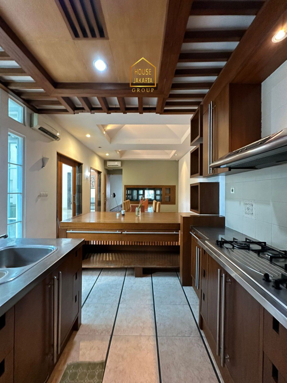 HS2054  FOR SALE: MENTENG AREA. Rumah 1 Lantai Siap Huni. Ada Taman &  Pool. Murah & Elite Dekat Thamrin 