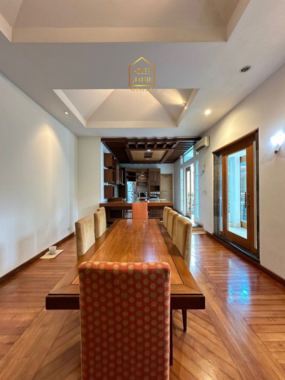 HS2054  FOR SALE: MENTENG AREA. Rumah 1 Lantai Siap Huni. Ada Taman &  Pool. Murah & Elite Dekat Thamrin 