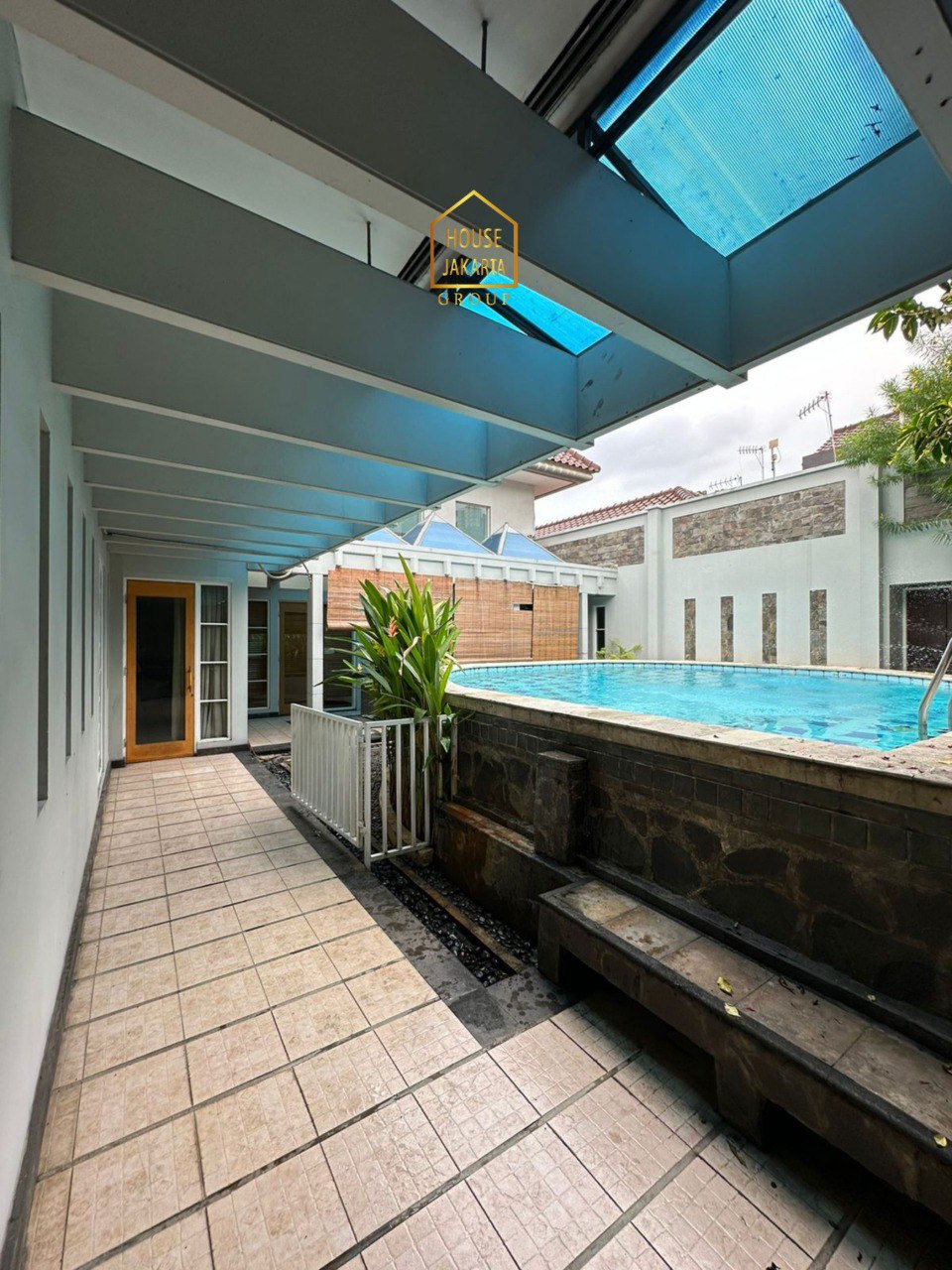 HS2054  FOR SALE: MENTENG AREA. Rumah 1 Lantai Siap Huni. Ada Taman &  Pool. Murah & Elite Dekat Thamrin 