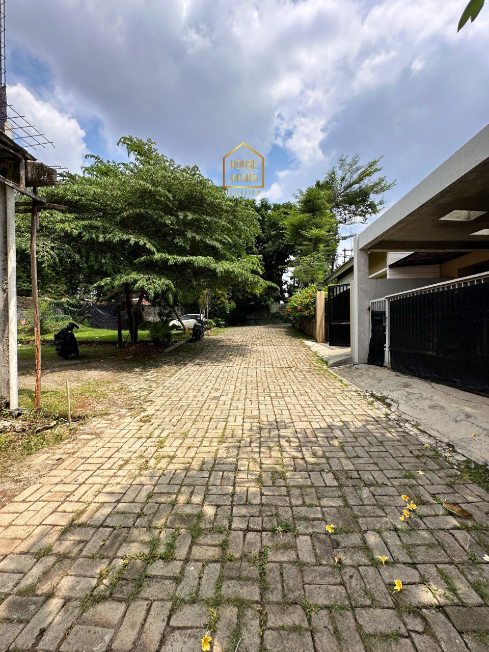 LS2055  FOR SALE: JATIPADANG. BANGUNAN + TANAH BISA HUNIAN  SEKALIGUS RUMAH KOST - KOST AN. AREA RINDANG DAN TENANG