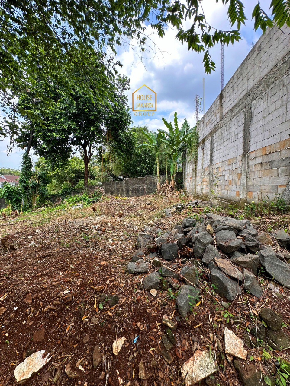 LS2055  FOR SALE: JATIPADANG. BANGUNAN + TANAH BISA HUNIAN  SEKALIGUS RUMAH KOST - KOST AN. AREA RINDANG DAN TENANG