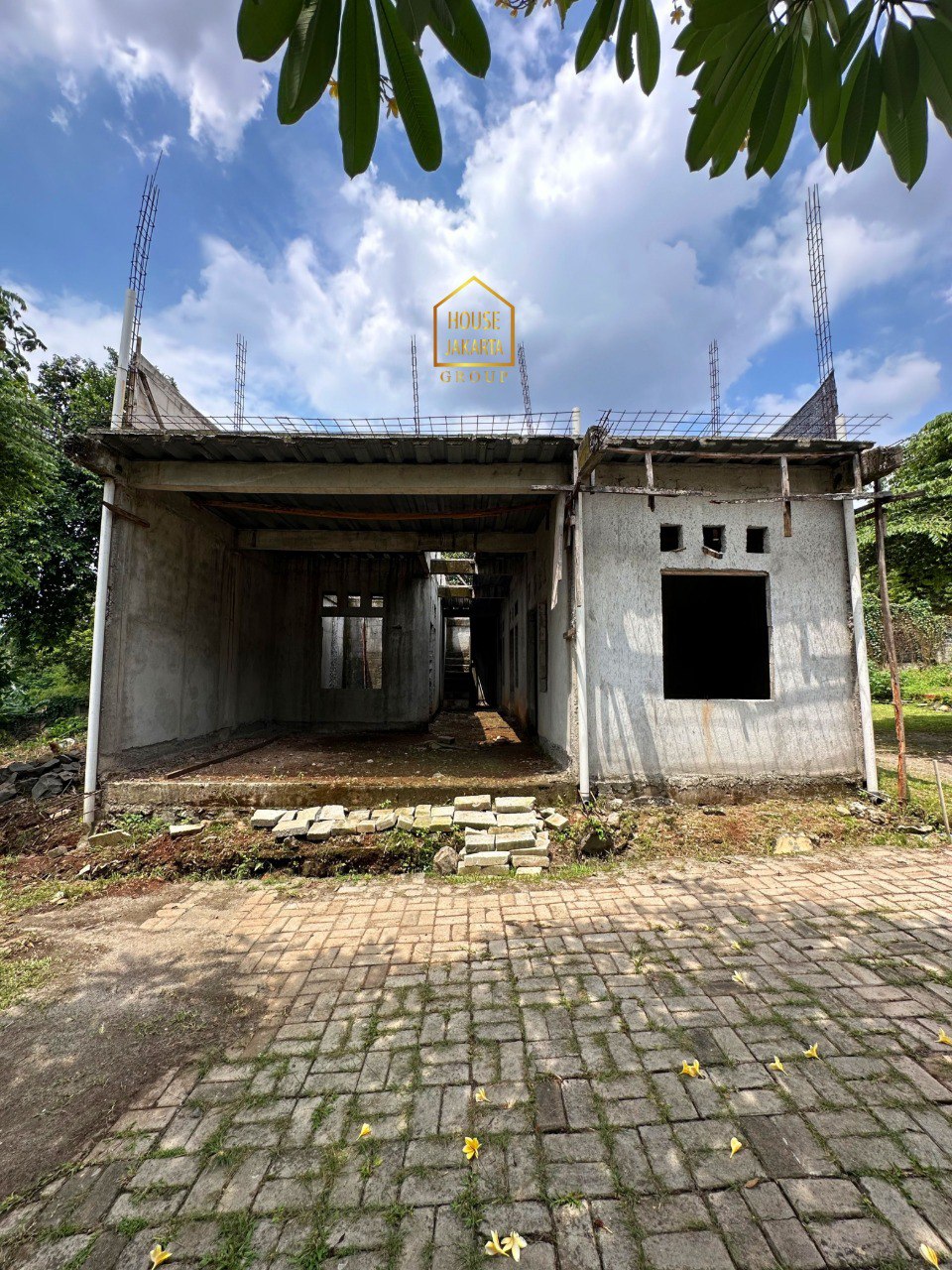 LS2055  FOR SALE: JATIPADANG. BANGUNAN + TANAH BISA HUNIAN  SEKALIGUS RUMAH KOST - KOST AN. AREA RINDANG DAN TENANG