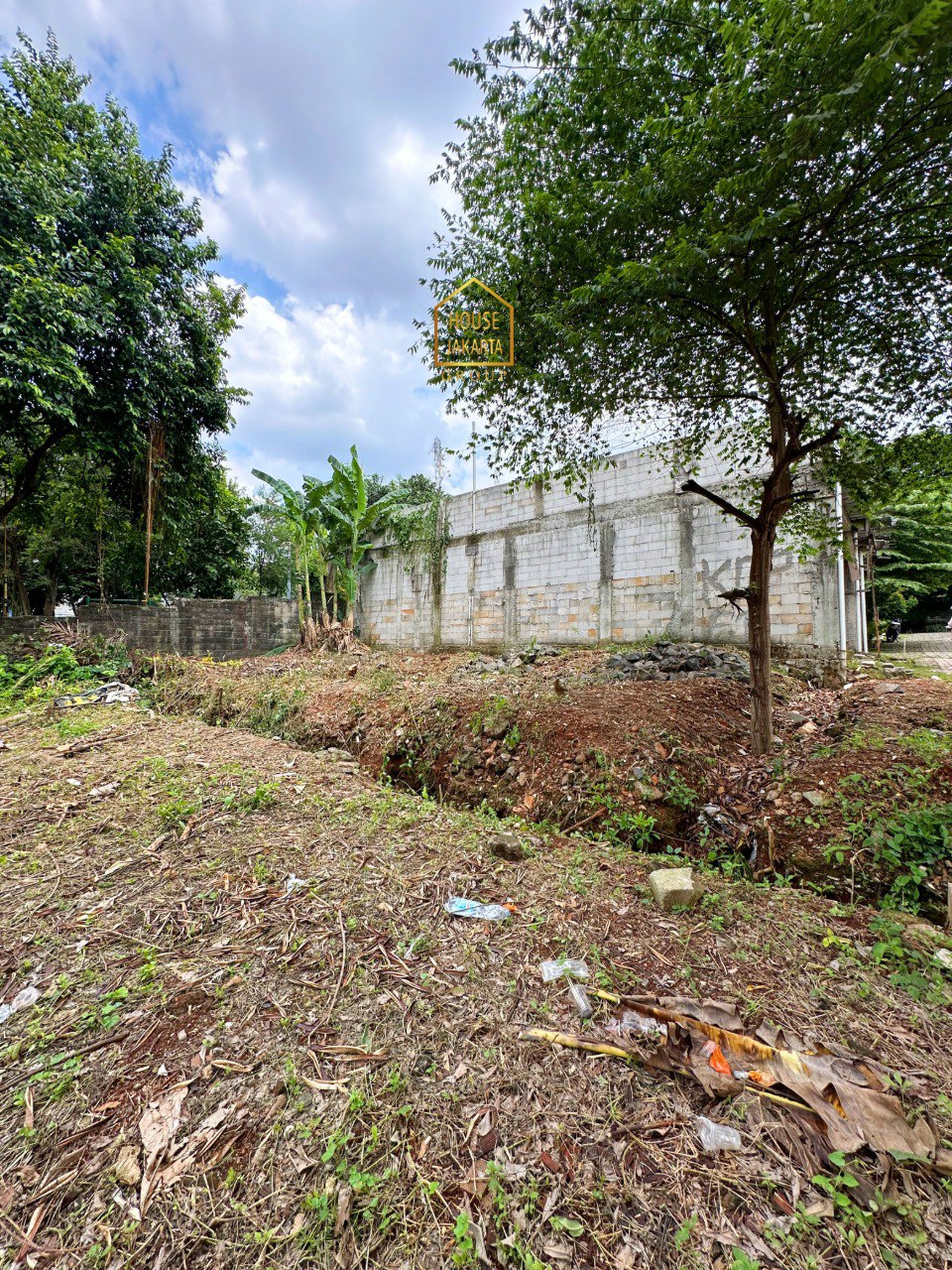 LS2055  FOR SALE: JATIPADANG. BANGUNAN + TANAH BISA HUNIAN  SEKALIGUS RUMAH KOST - KOST AN. AREA RINDANG DAN TENANG