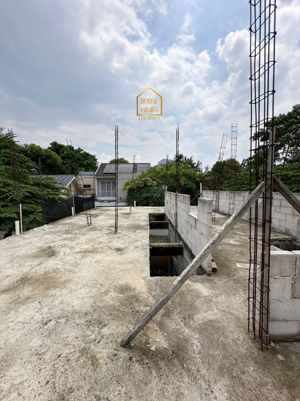 LS2055  FOR SALE: JATIPADANG. BANGUNAN + TANAH BISA HUNIAN  SEKALIGUS RUMAH KOST - KOST AN. AREA RINDANG DAN TENANG