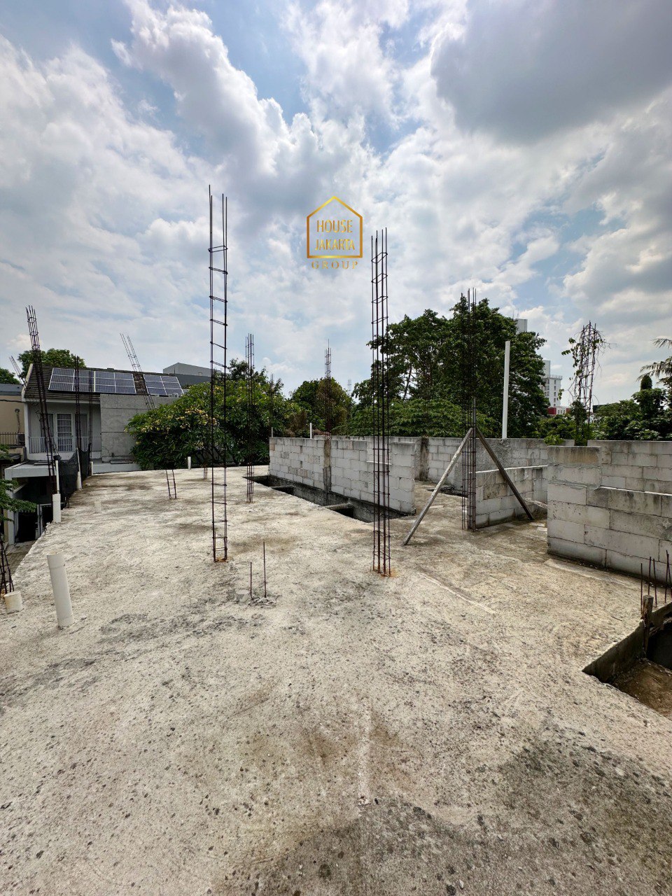 LS2055  FOR SALE: JATIPADANG. BANGUNAN + TANAH BISA HUNIAN  SEKALIGUS RUMAH KOST - KOST AN. AREA RINDANG DAN TENANG