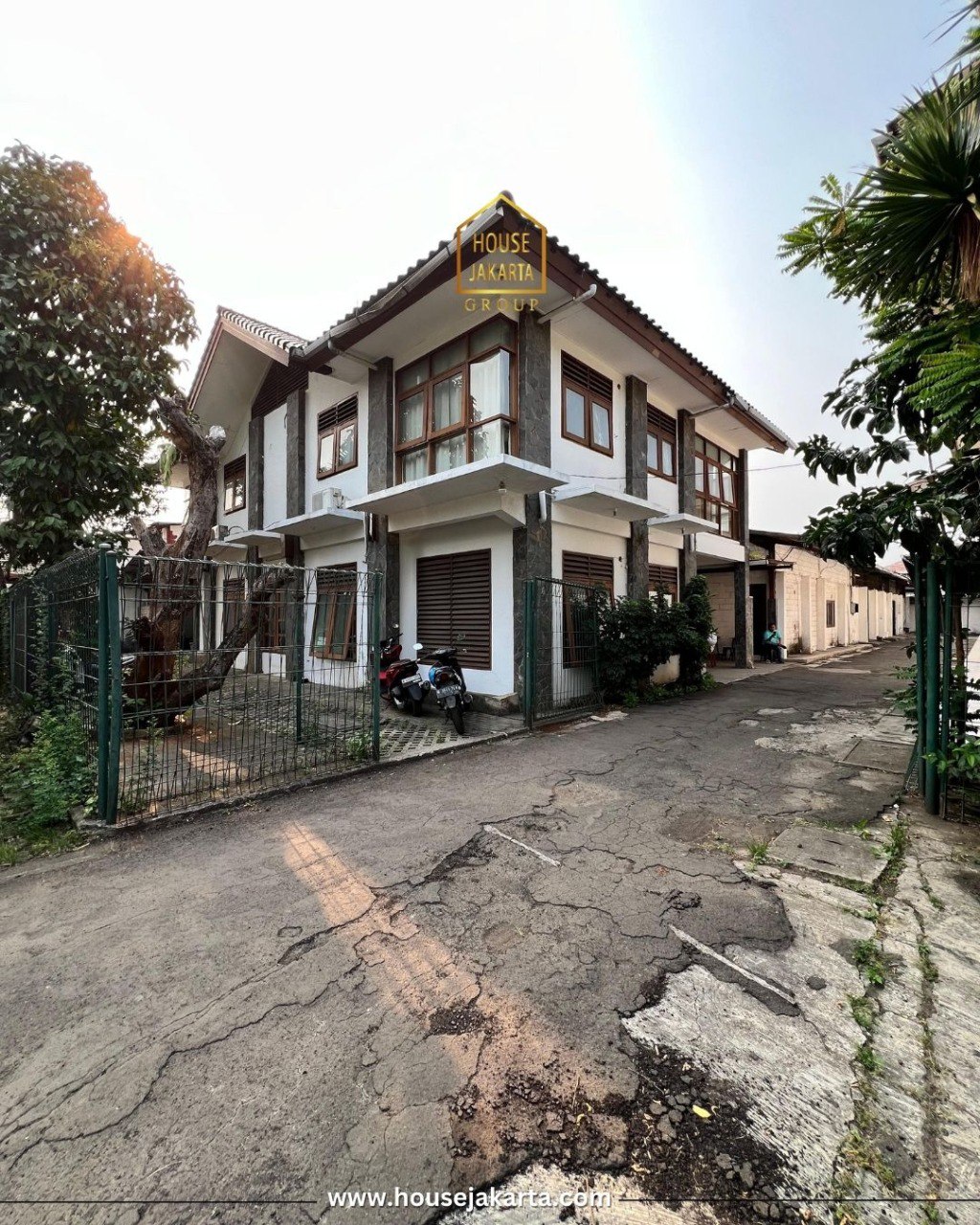 CS2068  FOR SALE: LEBAK BULUS. LAHAN DAN BANGUNAN KOMERSIAL 