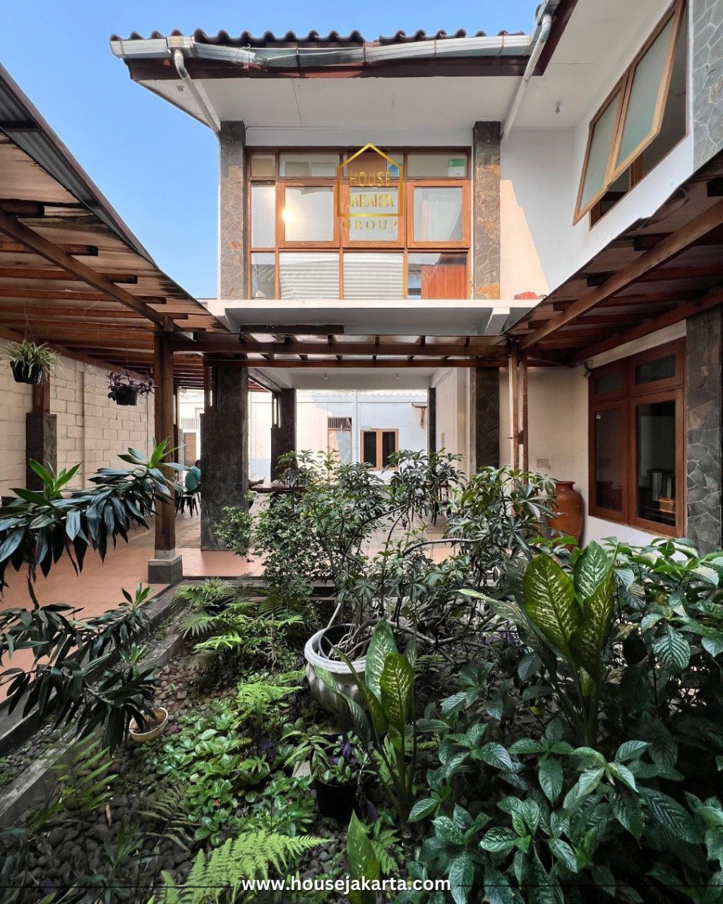 CS2068  FOR SALE: LEBAK BULUS. LAHAN DAN BANGUNAN KOMERSIAL 