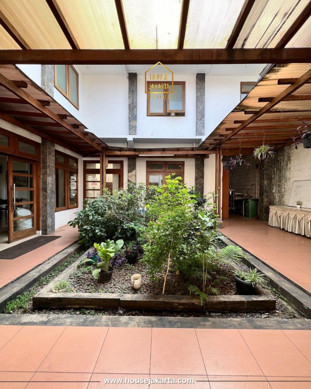 CS2068  FOR SALE: LEBAK BULUS. LAHAN DAN BANGUNAN KOMERSIAL 