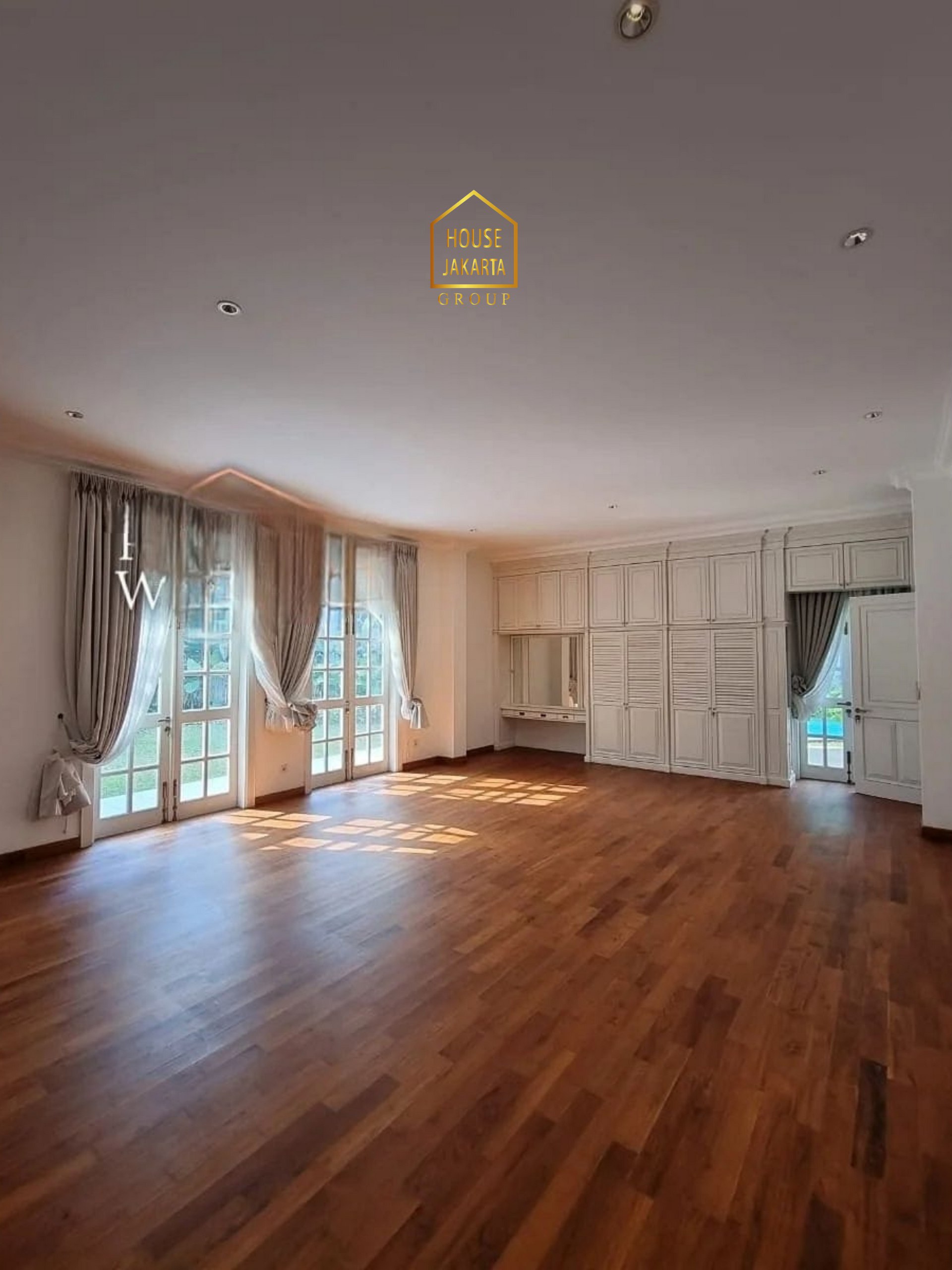 HS2077  FOR SALE : SELONG - KEBAYORAN BARU. AREA PREMIUM, KAWASAN  SENOPATI, DEKAT SCBD . 2 LANTAI SIAP HUNI