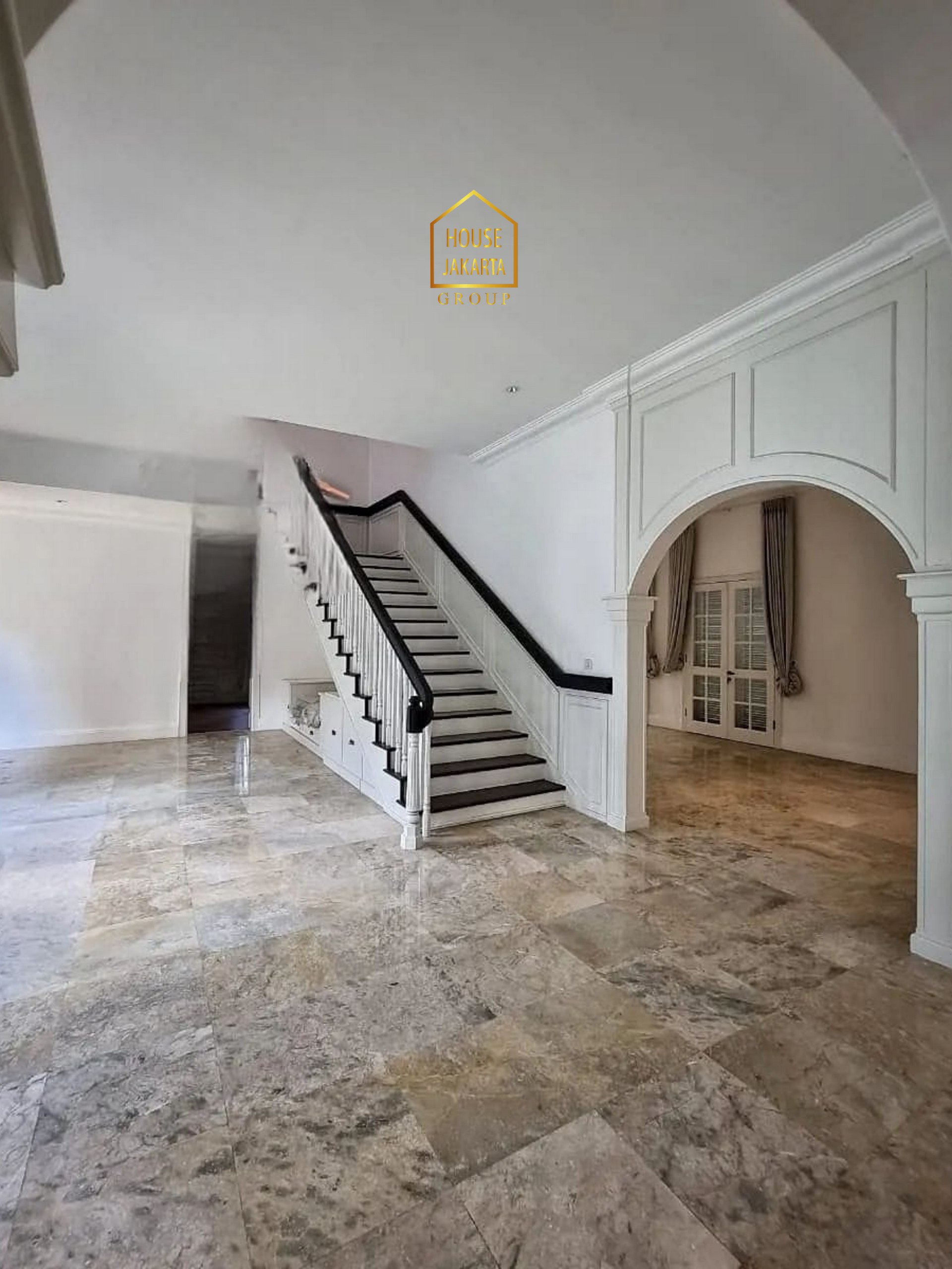 HS2077  FOR SALE : SELONG - KEBAYORAN BARU. AREA PREMIUM, KAWASAN  SENOPATI, DEKAT SCBD . 2 LANTAI SIAP HUNI