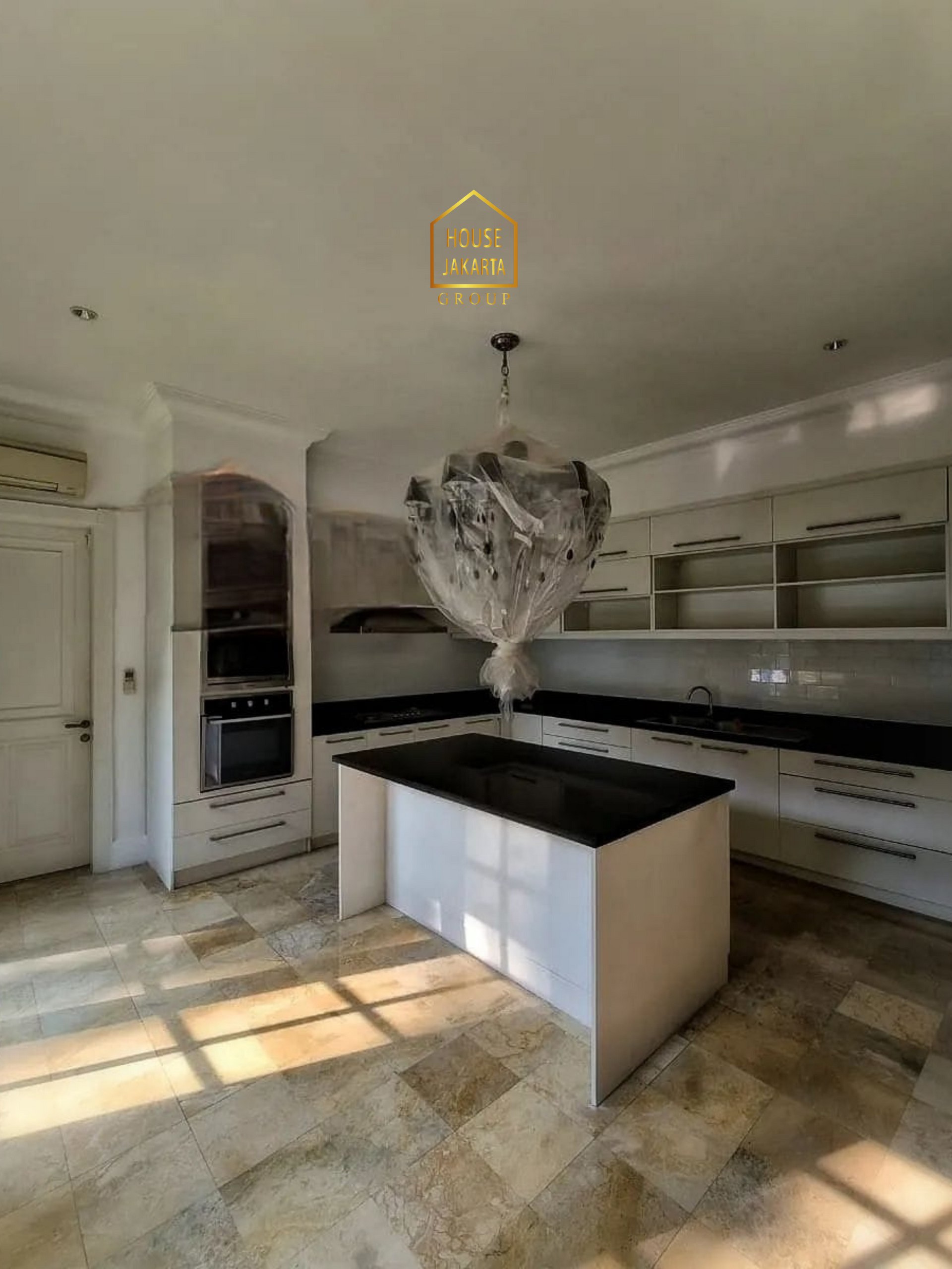 HS2077  FOR SALE : SELONG - KEBAYORAN BARU. AREA PREMIUM, KAWASAN  SENOPATI, DEKAT SCBD . 2 LANTAI SIAP HUNI