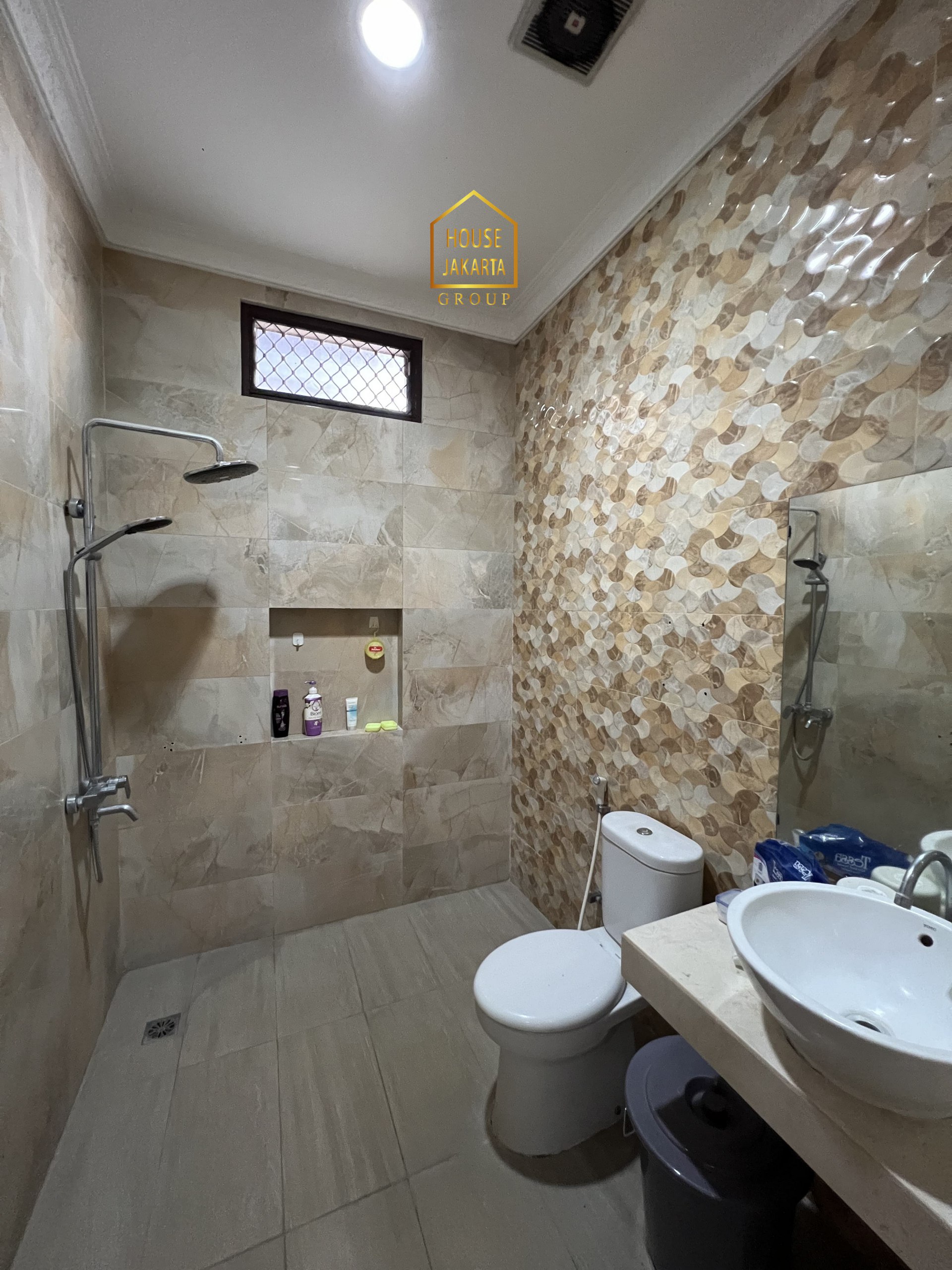 HS2078  FOR SALE : JAGAKARSA. RUMAH SIAP HUNI 2 LANTAI DALAM  KOMPLEK ELITE. POSISI HOEK TIMUR DAN SELATAN