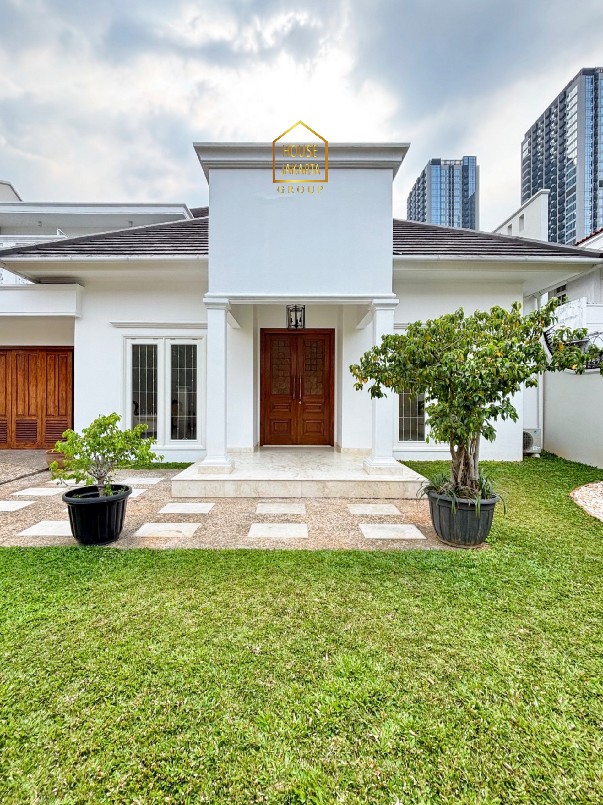 HS2081  FOR SALE : CILANDAK BARAT. NEWLY  RENOVATED HOUSE 2 LANTAI, DESAIN MODERN  CLASSIC, POOL DAN TAMAN LUAS, SEMI  FURNISHED. DALAM KOMPLEK