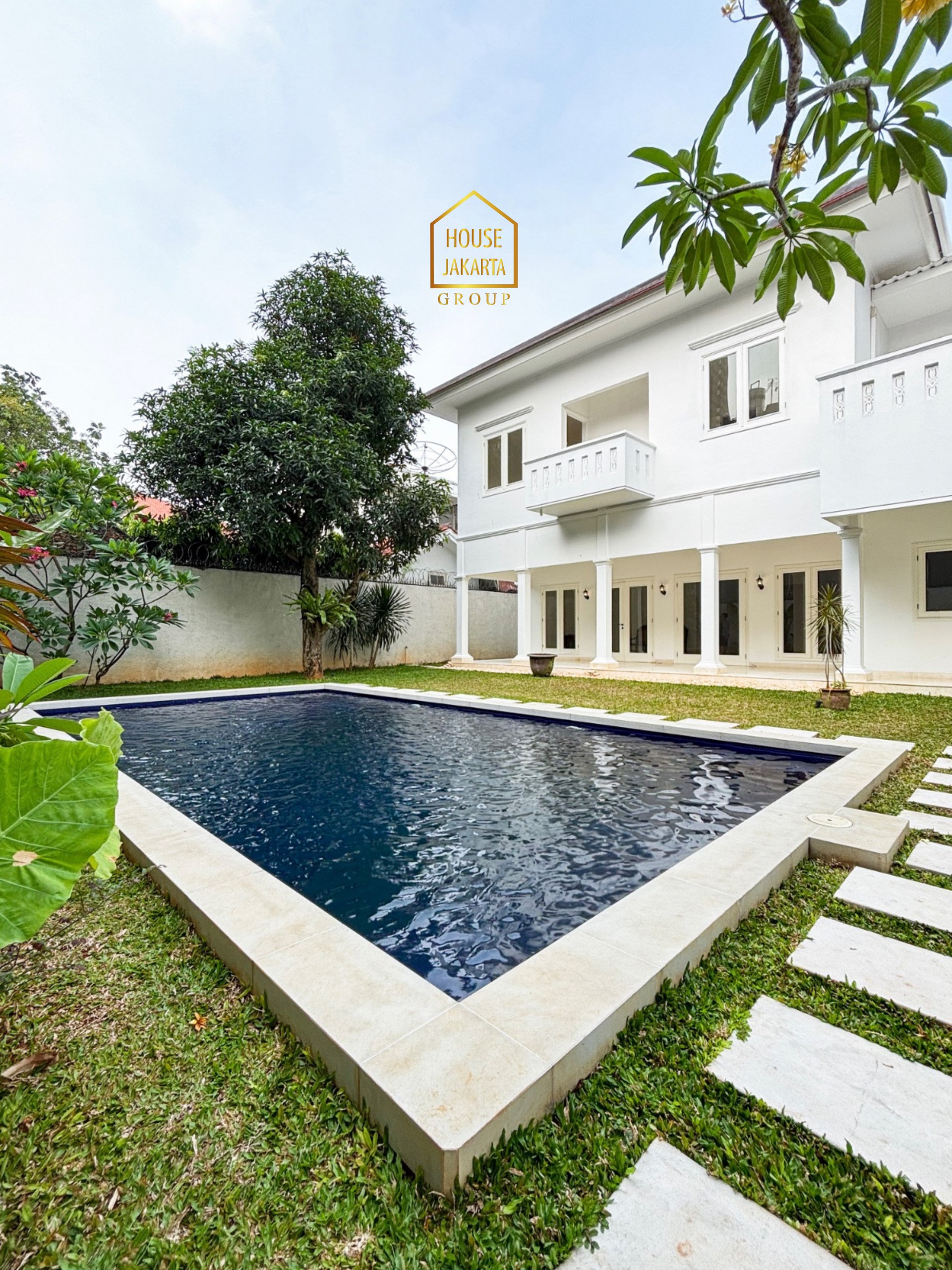 HS2081  FOR SALE : CILANDAK BARAT. NEWLY  RENOVATED HOUSE 2 LANTAI, DESAIN MODERN  CLASSIC, POOL DAN TAMAN LUAS, SEMI  FURNISHED. DALAM KOMPLEK