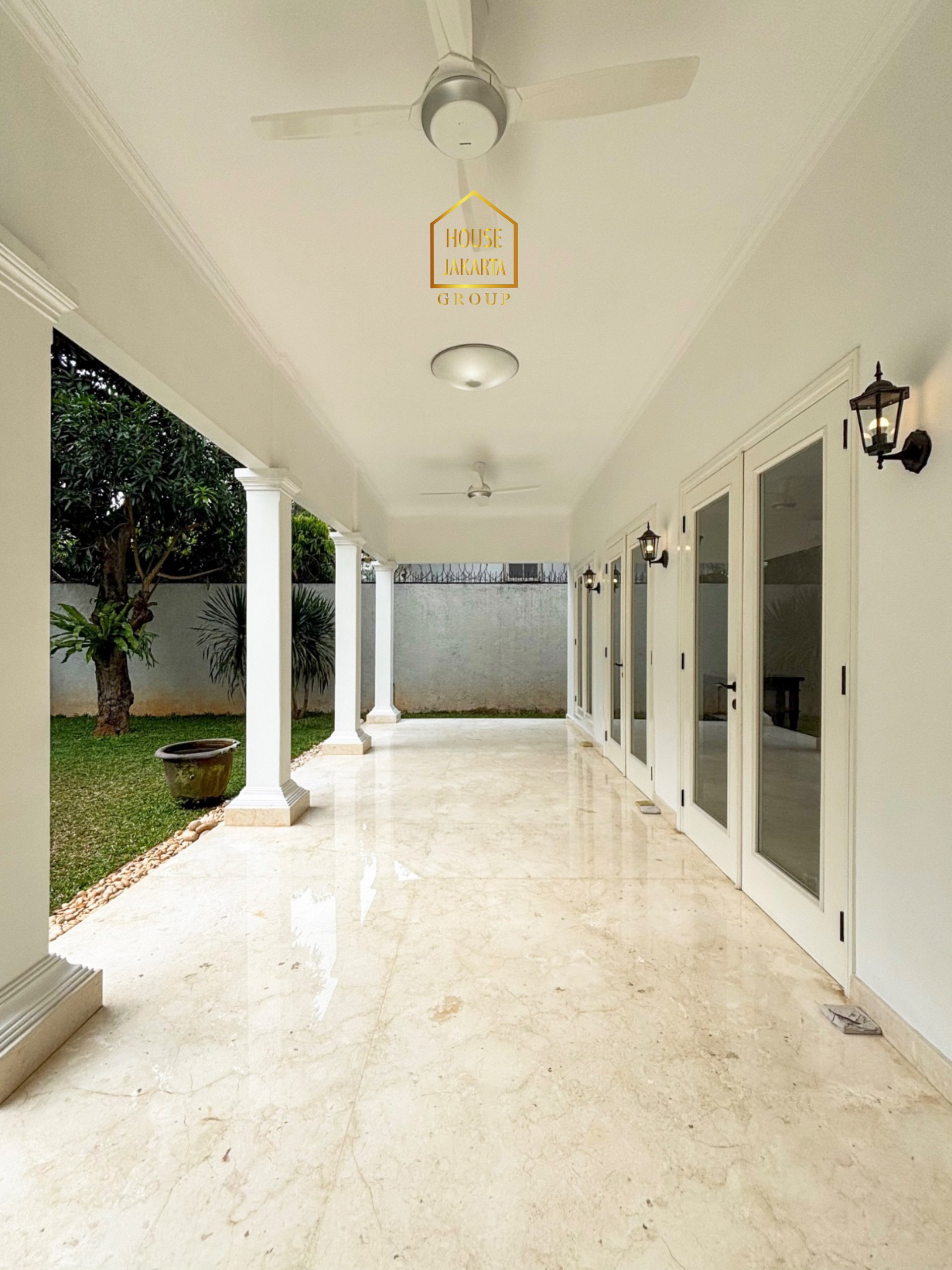 HS2081  FOR SALE : CILANDAK BARAT. NEWLY  RENOVATED HOUSE 2 LANTAI, DESAIN MODERN  CLASSIC, POOL DAN TAMAN LUAS, SEMI  FURNISHED. DALAM KOMPLEK