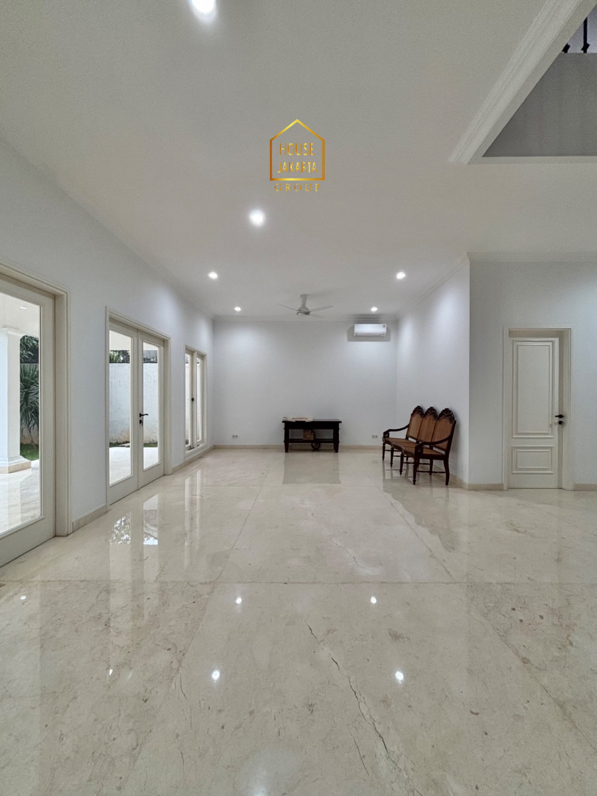 HS2081  FOR SALE : CILANDAK BARAT. NEWLY  RENOVATED HOUSE 2 LANTAI, DESAIN MODERN  CLASSIC, POOL DAN TAMAN LUAS, SEMI  FURNISHED. DALAM KOMPLEK