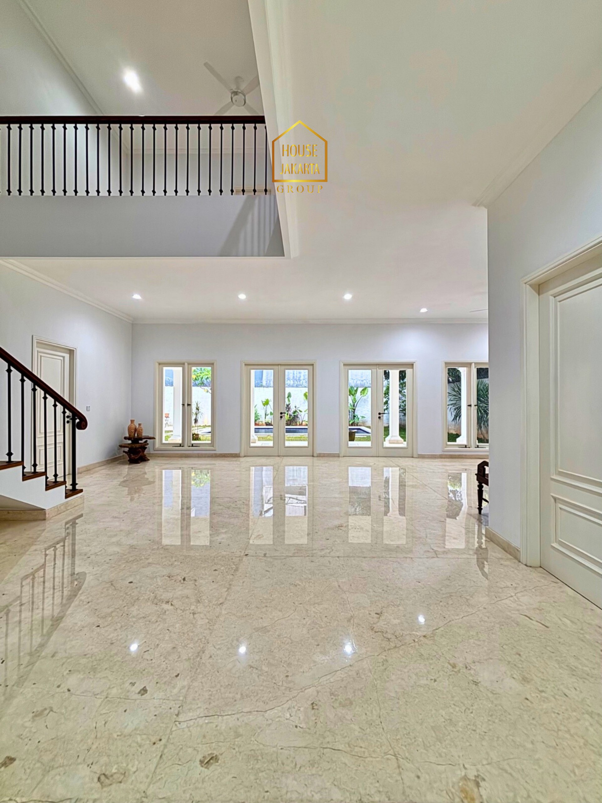 HS2081  FOR SALE : CILANDAK BARAT. NEWLY  RENOVATED HOUSE 2 LANTAI, DESAIN MODERN  CLASSIC, POOL DAN TAMAN LUAS, SEMI  FURNISHED. DALAM KOMPLEK