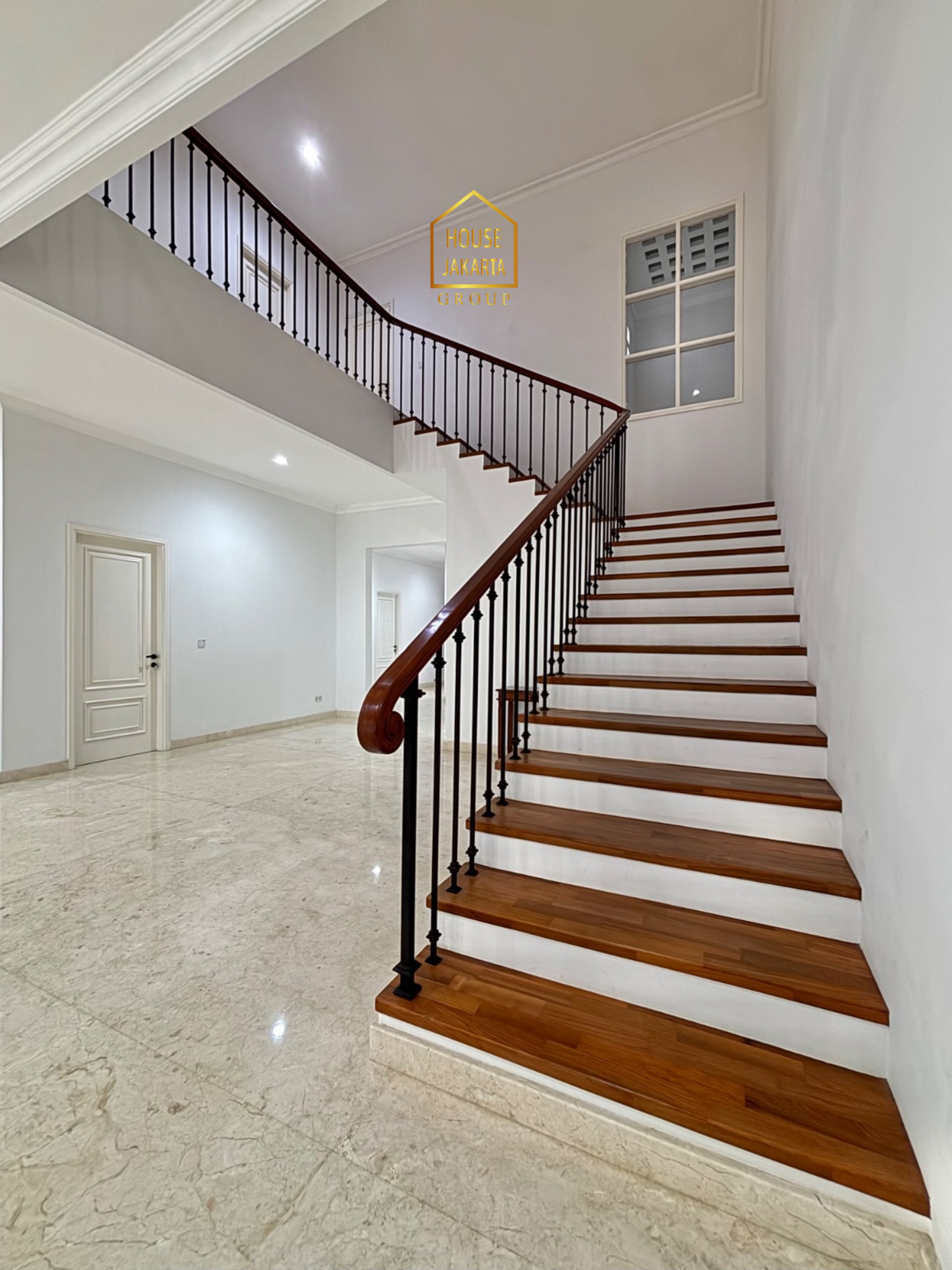 HS2081  FOR SALE : CILANDAK BARAT. NEWLY  RENOVATED HOUSE 2 LANTAI, DESAIN MODERN  CLASSIC, POOL DAN TAMAN LUAS, SEMI  FURNISHED. DALAM KOMPLEK