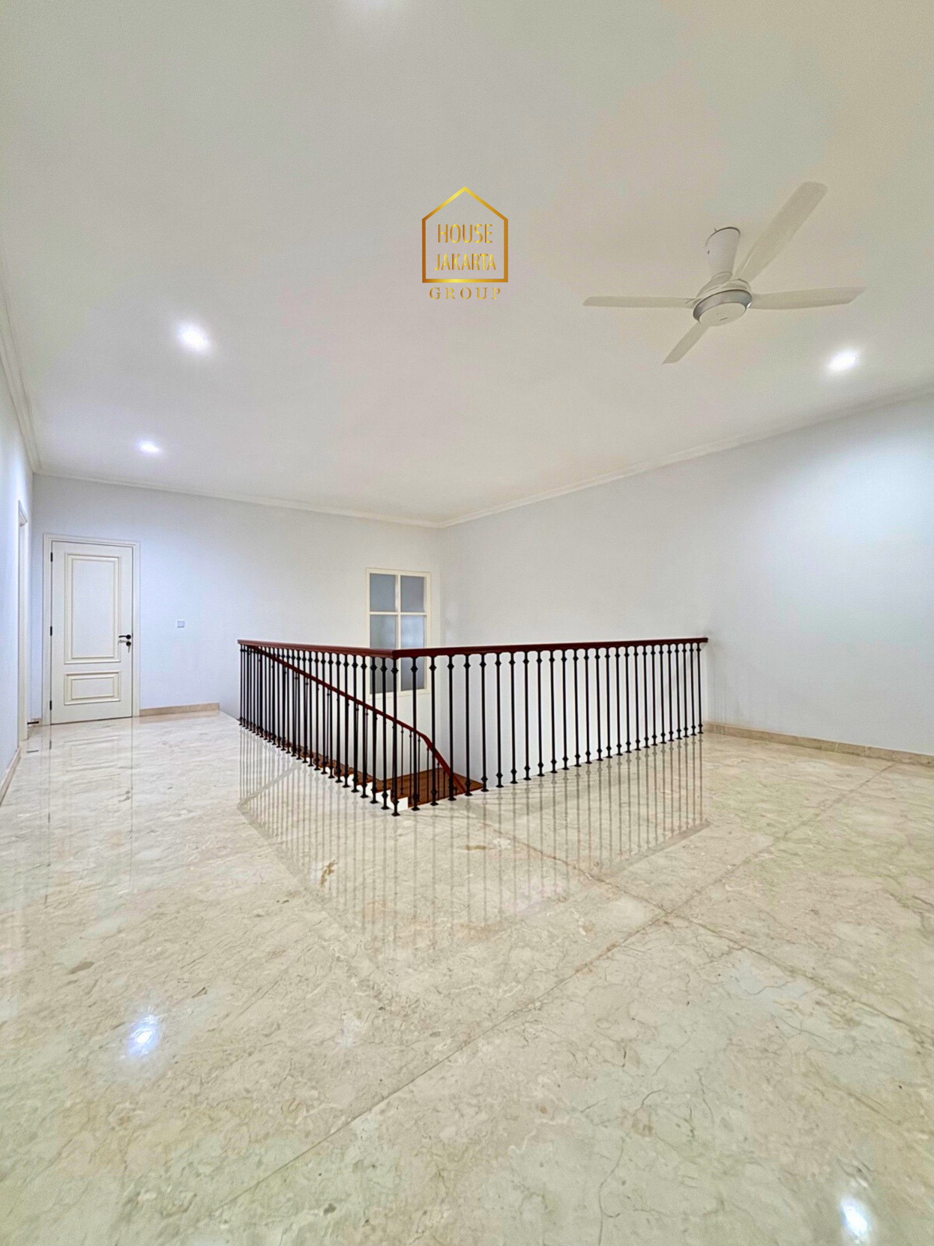 HS2081  FOR SALE : CILANDAK BARAT. NEWLY  RENOVATED HOUSE 2 LANTAI, DESAIN MODERN  CLASSIC, POOL DAN TAMAN LUAS, SEMI  FURNISHED. DALAM KOMPLEK