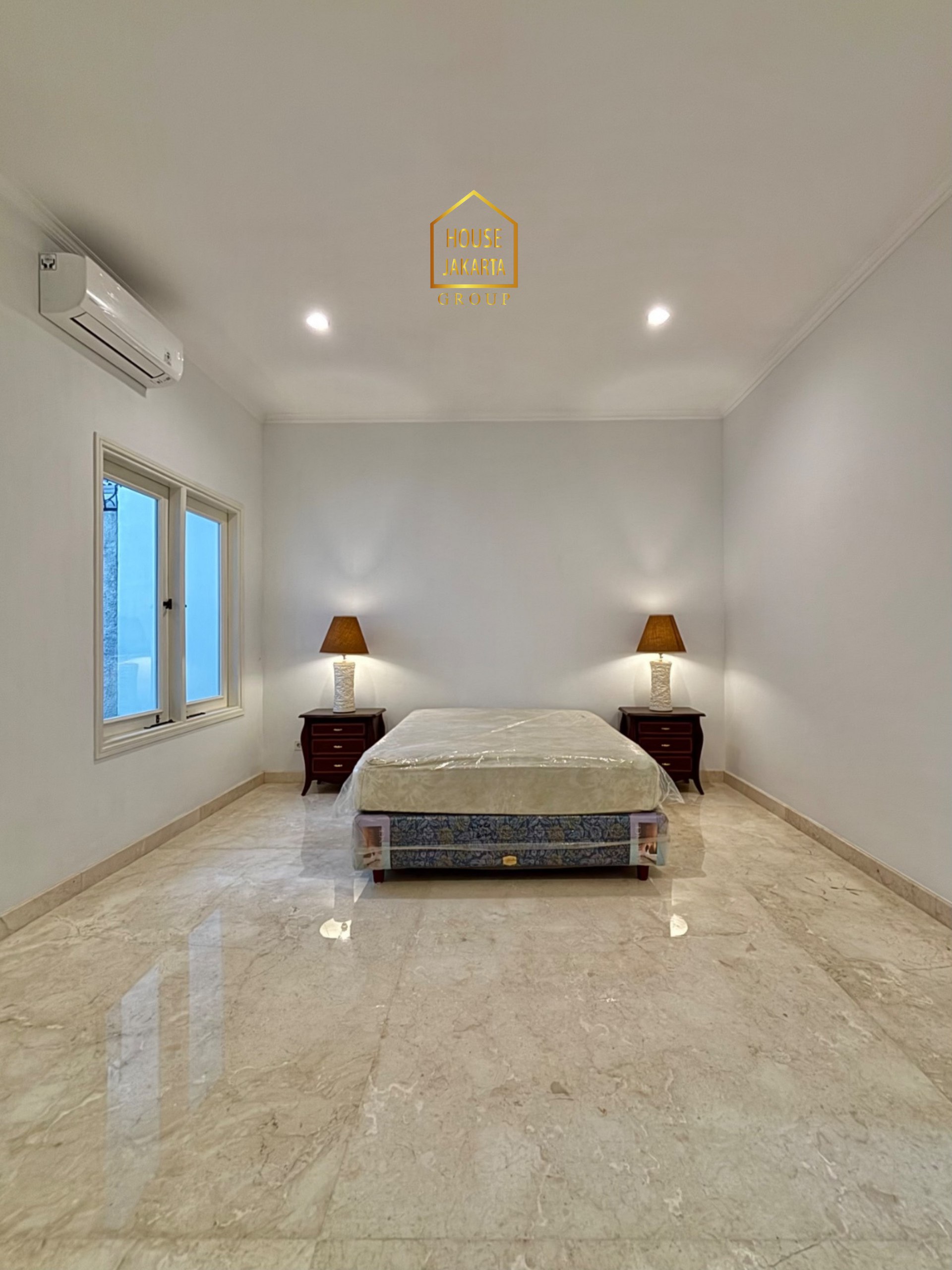 HS2081  FOR SALE : CILANDAK BARAT. NEWLY  RENOVATED HOUSE 2 LANTAI, DESAIN MODERN  CLASSIC, POOL DAN TAMAN LUAS, SEMI  FURNISHED. DALAM KOMPLEK