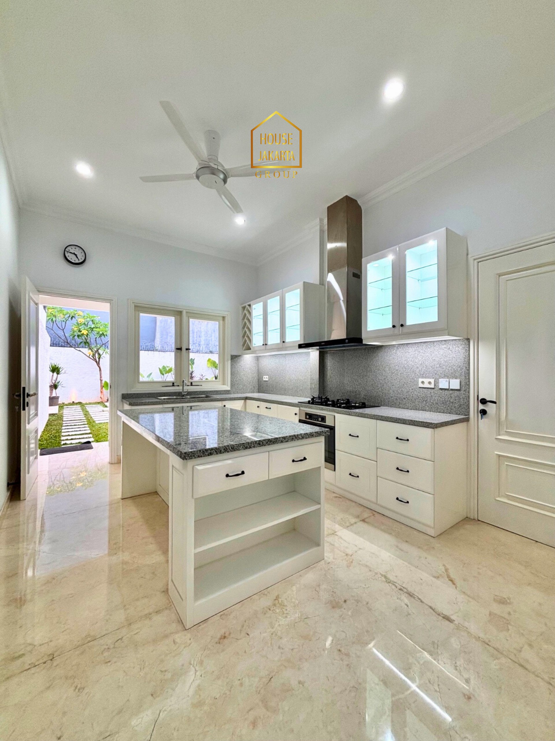 HS2081  FOR SALE : CILANDAK BARAT. NEWLY  RENOVATED HOUSE 2 LANTAI, DESAIN MODERN  CLASSIC, POOL DAN TAMAN LUAS, SEMI  FURNISHED. DALAM KOMPLEK