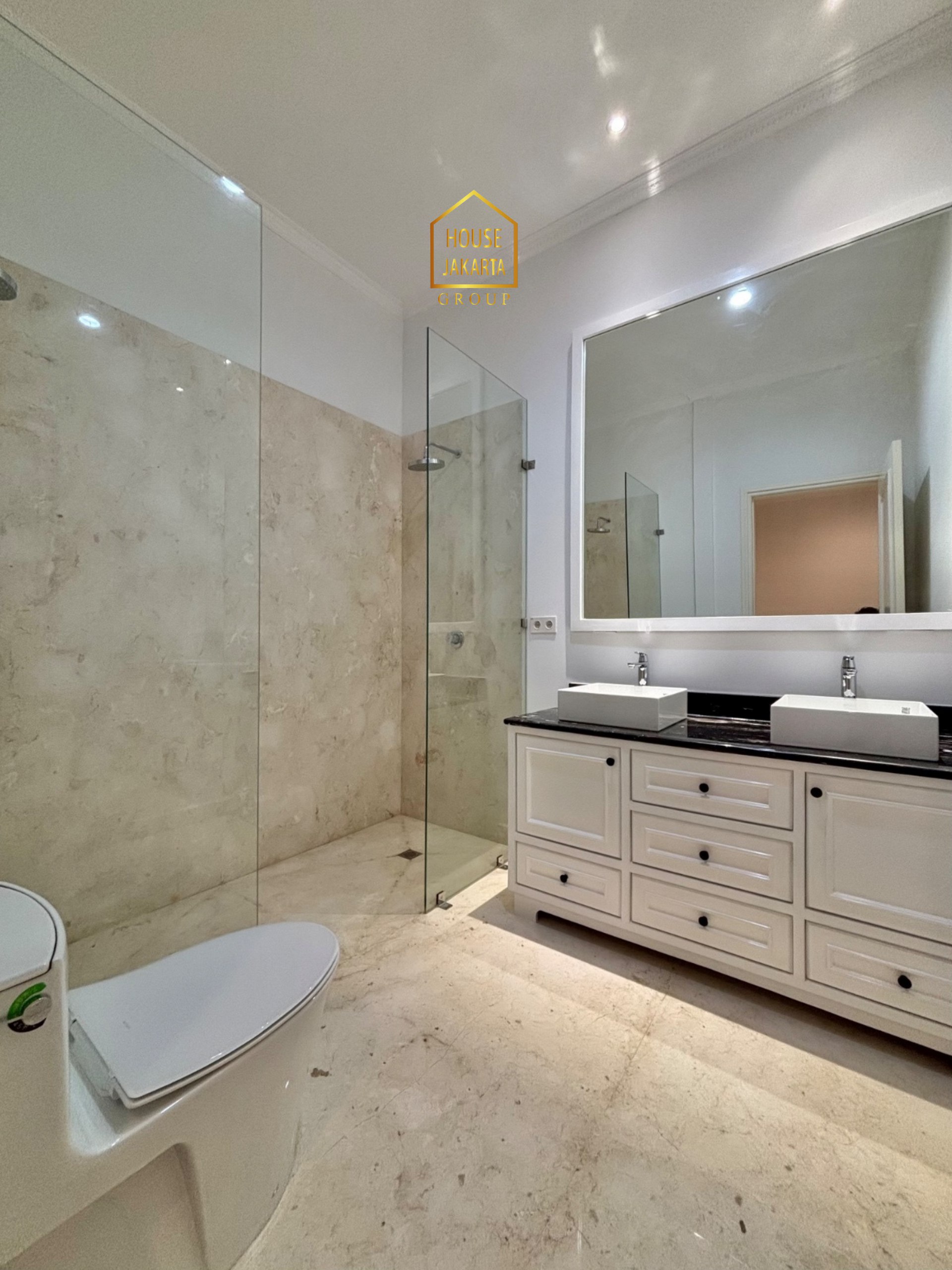 HS2081  FOR SALE : CILANDAK BARAT. NEWLY  RENOVATED HOUSE 2 LANTAI, DESAIN MODERN  CLASSIC, POOL DAN TAMAN LUAS, SEMI  FURNISHED. DALAM KOMPLEK