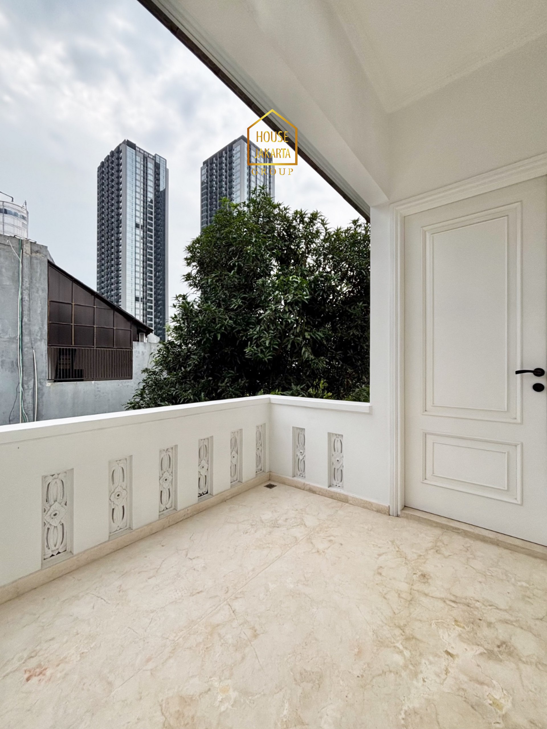 HS2081  FOR SALE : CILANDAK BARAT. NEWLY  RENOVATED HOUSE 2 LANTAI, DESAIN MODERN  CLASSIC, POOL DAN TAMAN LUAS, SEMI  FURNISHED. DALAM KOMPLEK