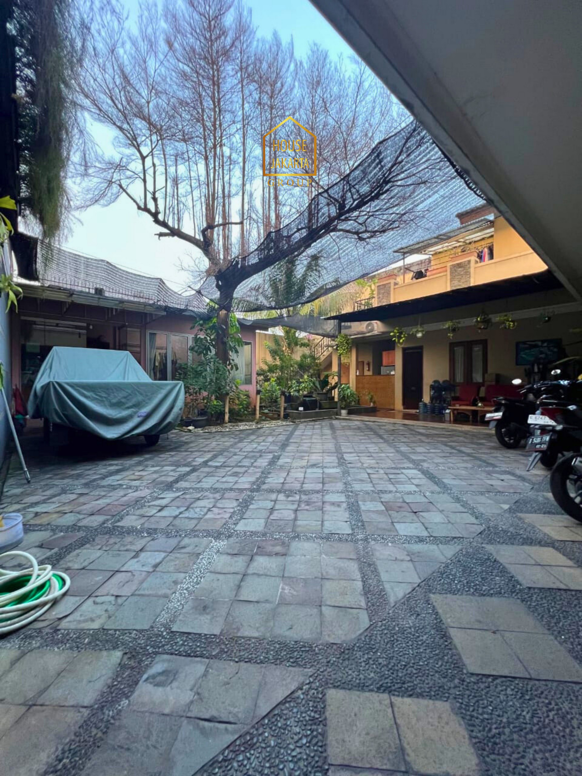 HS2082  FOR SALE : CIPETE SELATAN. Rumah Bagus 2  Lantai Siap Huni, Halaman dan Parkir Luas. Dekat  Stasiun MRT, International School, dan Cipete Raya