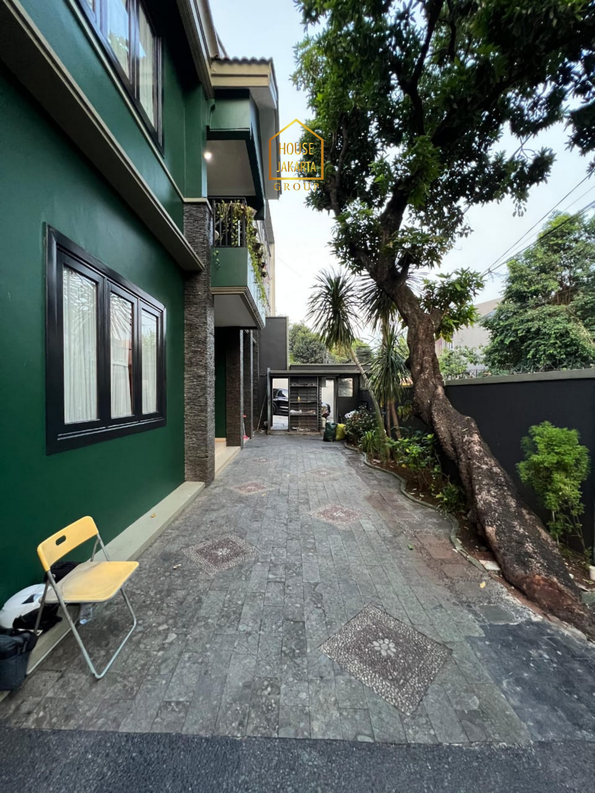 HS2082  FOR SALE : CIPETE SELATAN. Rumah Bagus 2  Lantai Siap Huni, Halaman dan Parkir Luas. Dekat  Stasiun MRT, International School, dan Cipete Raya