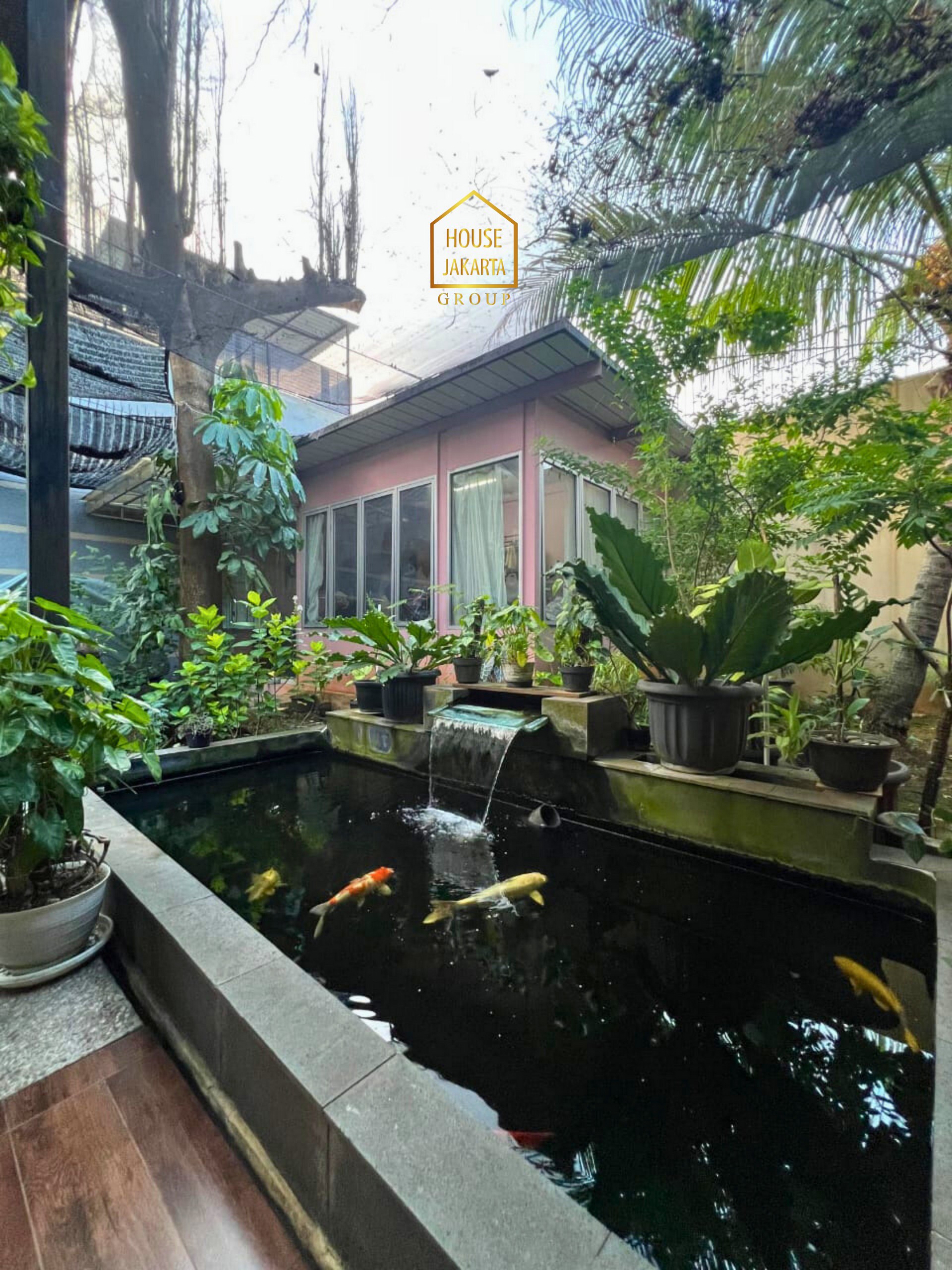 HS2082  FOR SALE : CIPETE SELATAN. Rumah Bagus 2  Lantai Siap Huni, Halaman dan Parkir Luas. Dekat  Stasiun MRT, International School, dan Cipete Raya