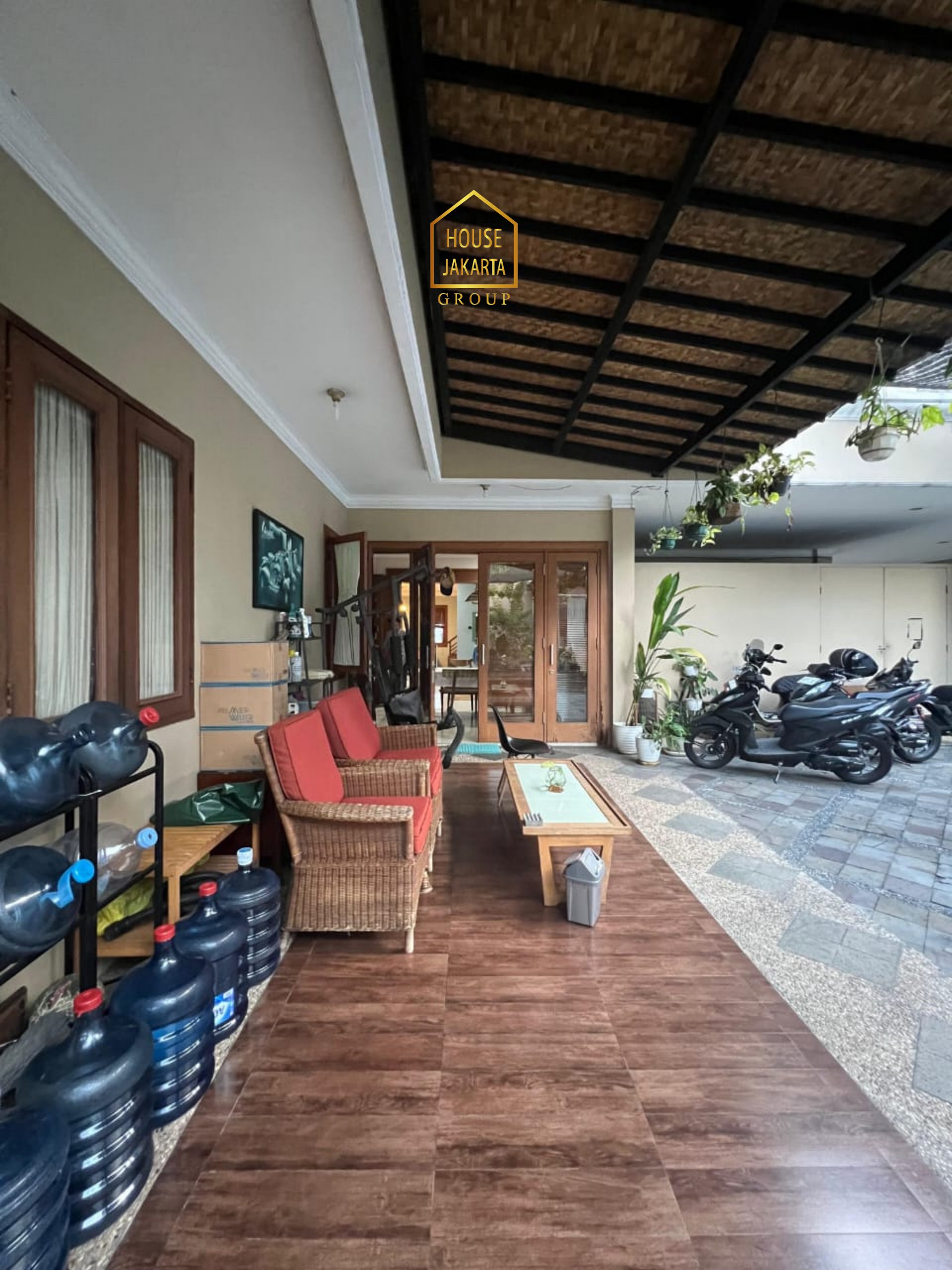 HS2082  FOR SALE : CIPETE SELATAN. Rumah Bagus 2  Lantai Siap Huni, Halaman dan Parkir Luas. Dekat  Stasiun MRT, International School, dan Cipete Raya