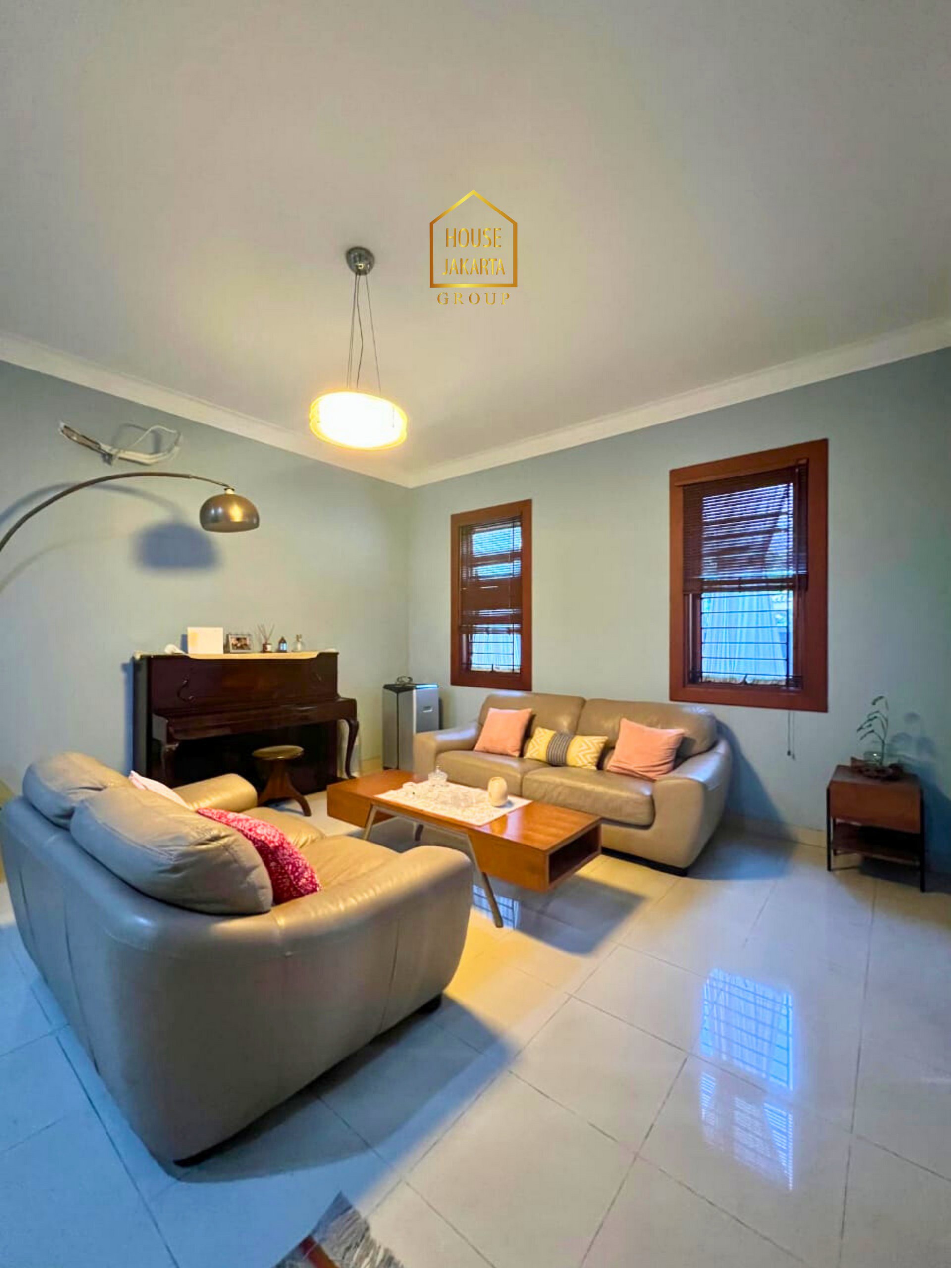 HS2082  FOR SALE : CIPETE SELATAN. Rumah Bagus 2  Lantai Siap Huni, Halaman dan Parkir Luas. Dekat  Stasiun MRT, International School, dan Cipete Raya