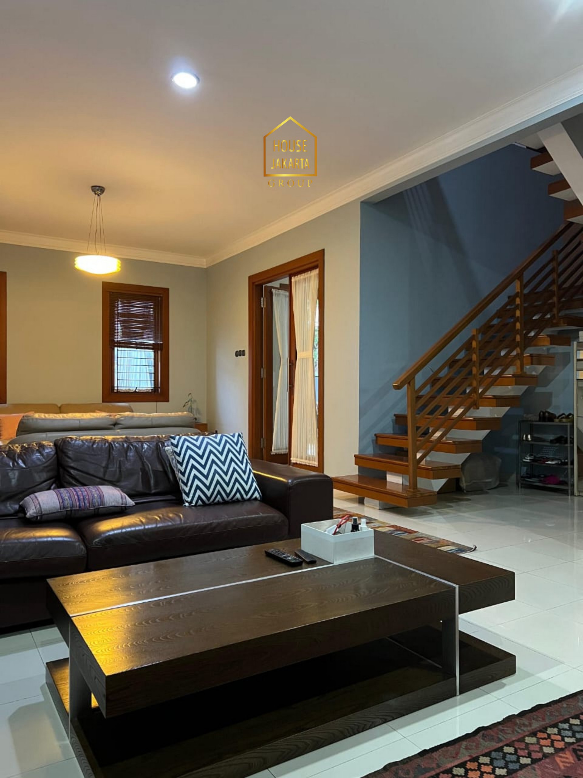 HS2082  FOR SALE : CIPETE SELATAN. Rumah Bagus 2  Lantai Siap Huni, Halaman dan Parkir Luas. Dekat  Stasiun MRT, International School, dan Cipete Raya