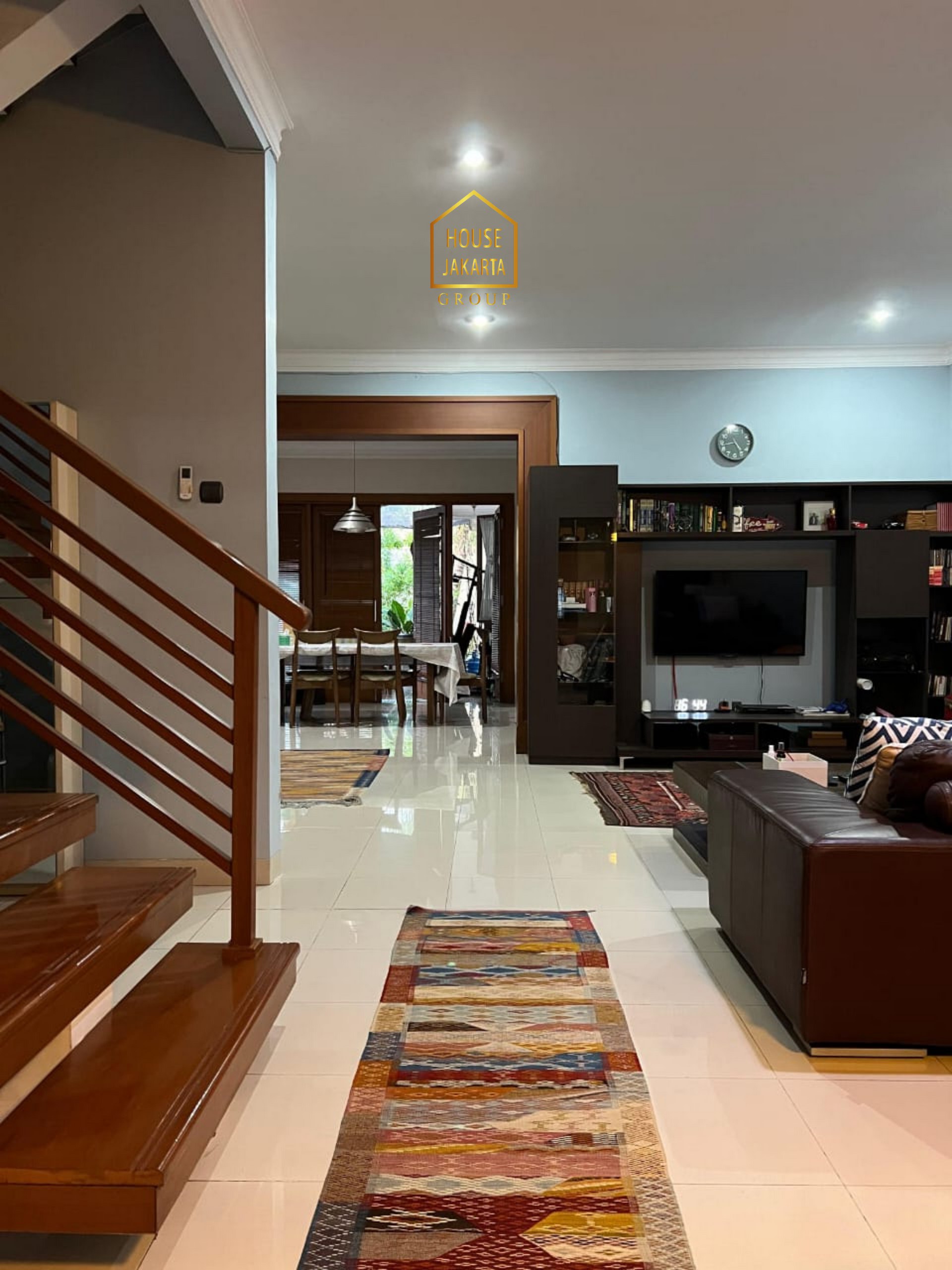 HS2082  FOR SALE : CIPETE SELATAN. Rumah Bagus 2  Lantai Siap Huni, Halaman dan Parkir Luas. Dekat  Stasiun MRT, International School, dan Cipete Raya