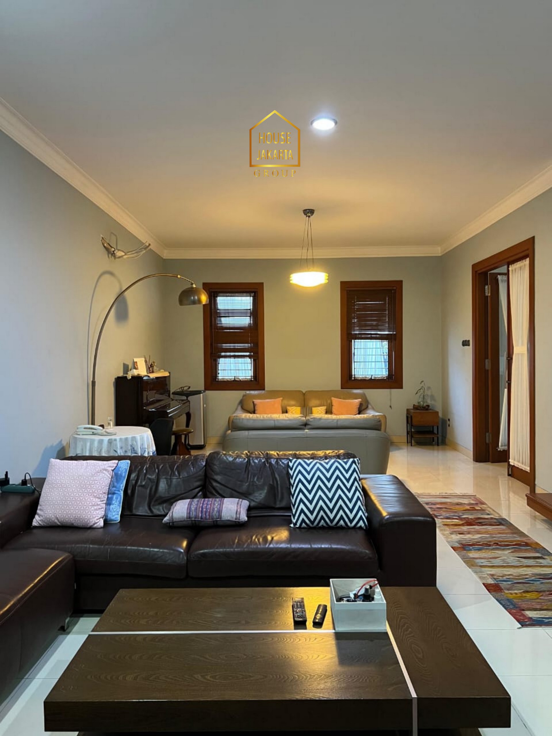 HS2082  FOR SALE : CIPETE SELATAN. Rumah Bagus 2  Lantai Siap Huni, Halaman dan Parkir Luas. Dekat  Stasiun MRT, International School, dan Cipete Raya