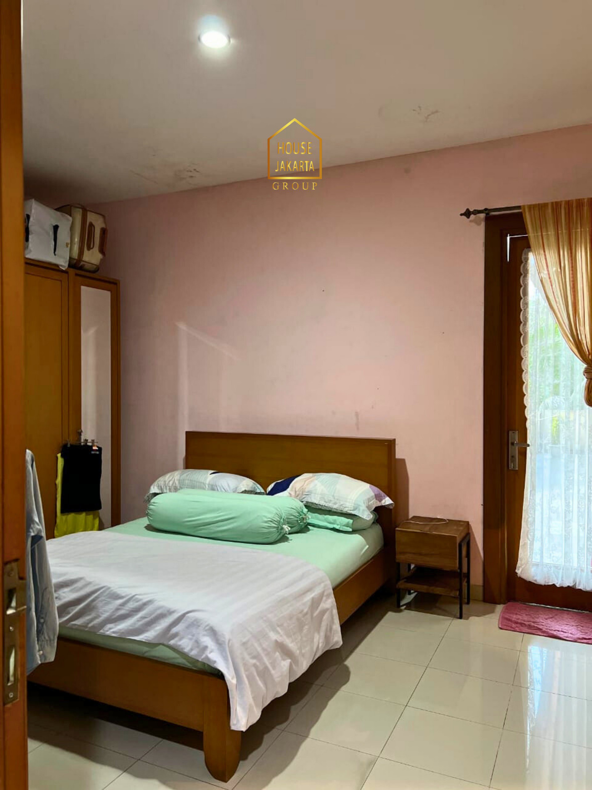 HS2082  FOR SALE : CIPETE SELATAN. Rumah Bagus 2  Lantai Siap Huni, Halaman dan Parkir Luas. Dekat  Stasiun MRT, International School, dan Cipete Raya