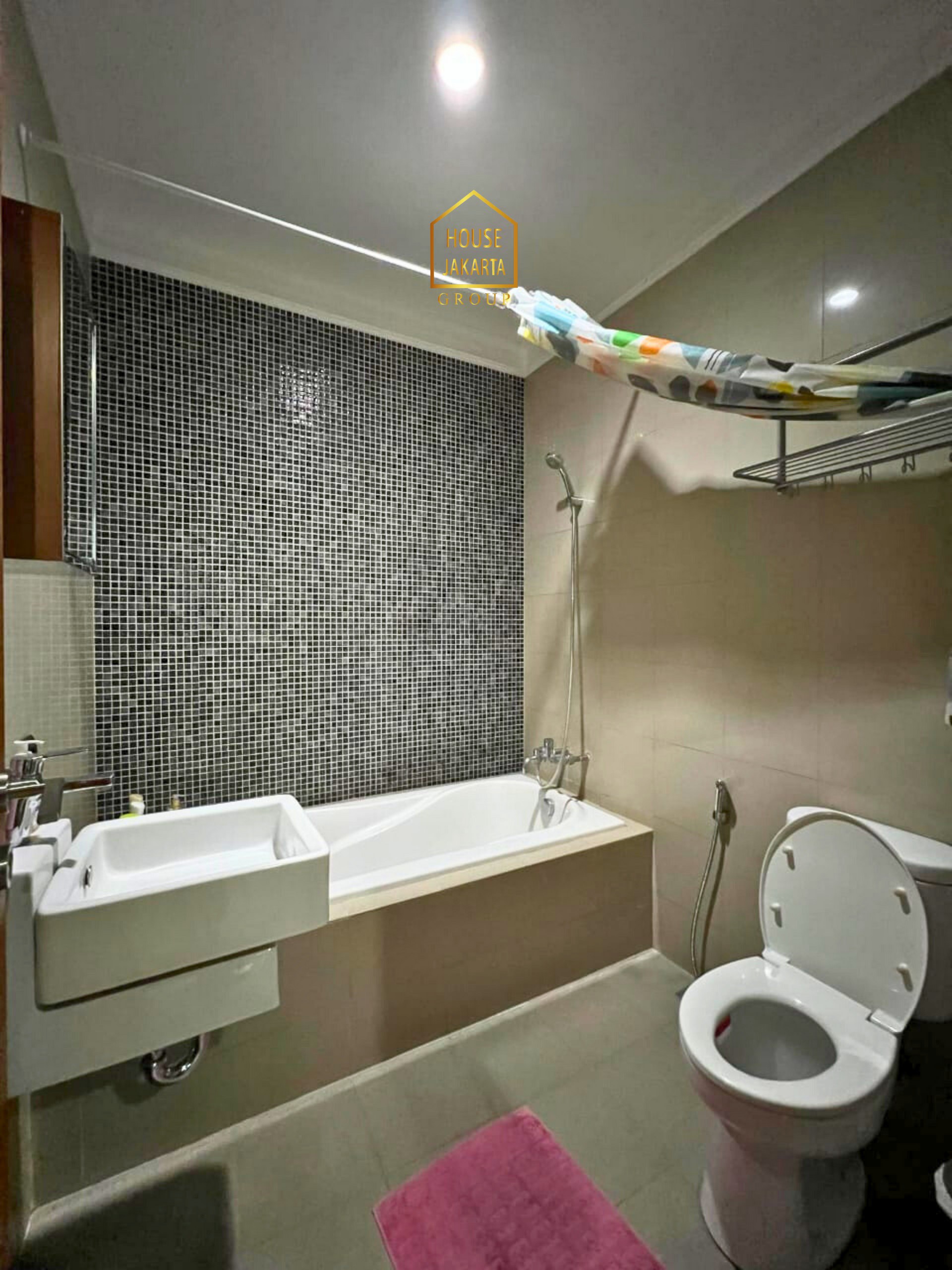 HS2082  FOR SALE : CIPETE SELATAN. Rumah Bagus 2  Lantai Siap Huni, Halaman dan Parkir Luas. Dekat  Stasiun MRT, International School, dan Cipete Raya