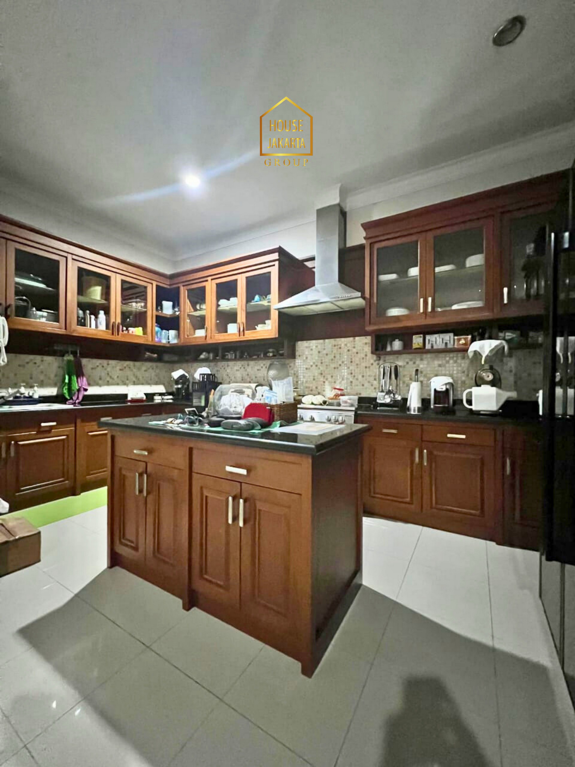 HS2082  FOR SALE : CIPETE SELATAN. Rumah Bagus 2  Lantai Siap Huni, Halaman dan Parkir Luas. Dekat  Stasiun MRT, International School, dan Cipete Raya