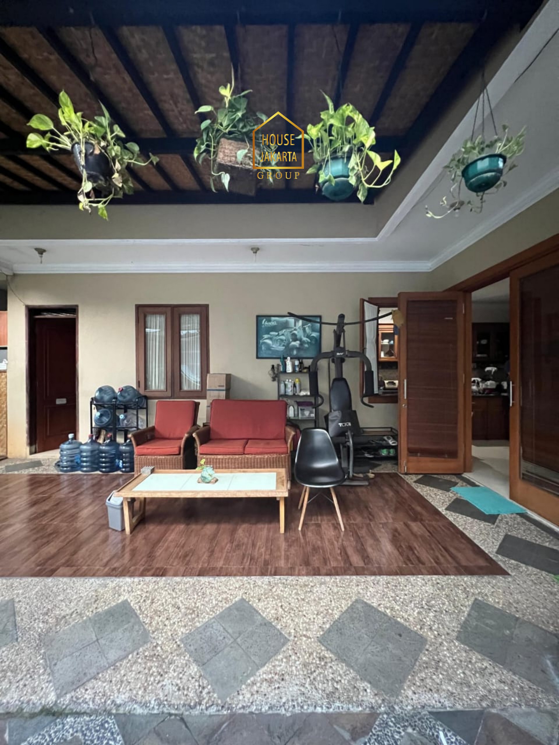 HS2082  FOR SALE : CIPETE SELATAN. Rumah Bagus 2  Lantai Siap Huni, Halaman dan Parkir Luas. Dekat  Stasiun MRT, International School, dan Cipete Raya