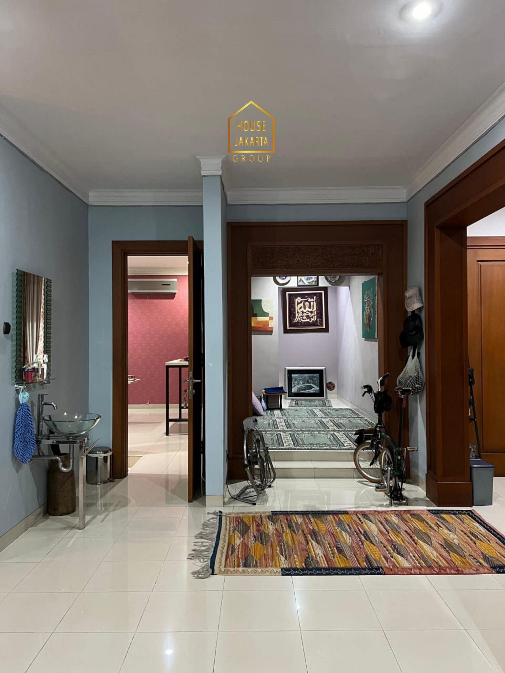 HS2082  FOR SALE : CIPETE SELATAN. Rumah Bagus 2  Lantai Siap Huni, Halaman dan Parkir Luas. Dekat  Stasiun MRT, International School, dan Cipete Raya