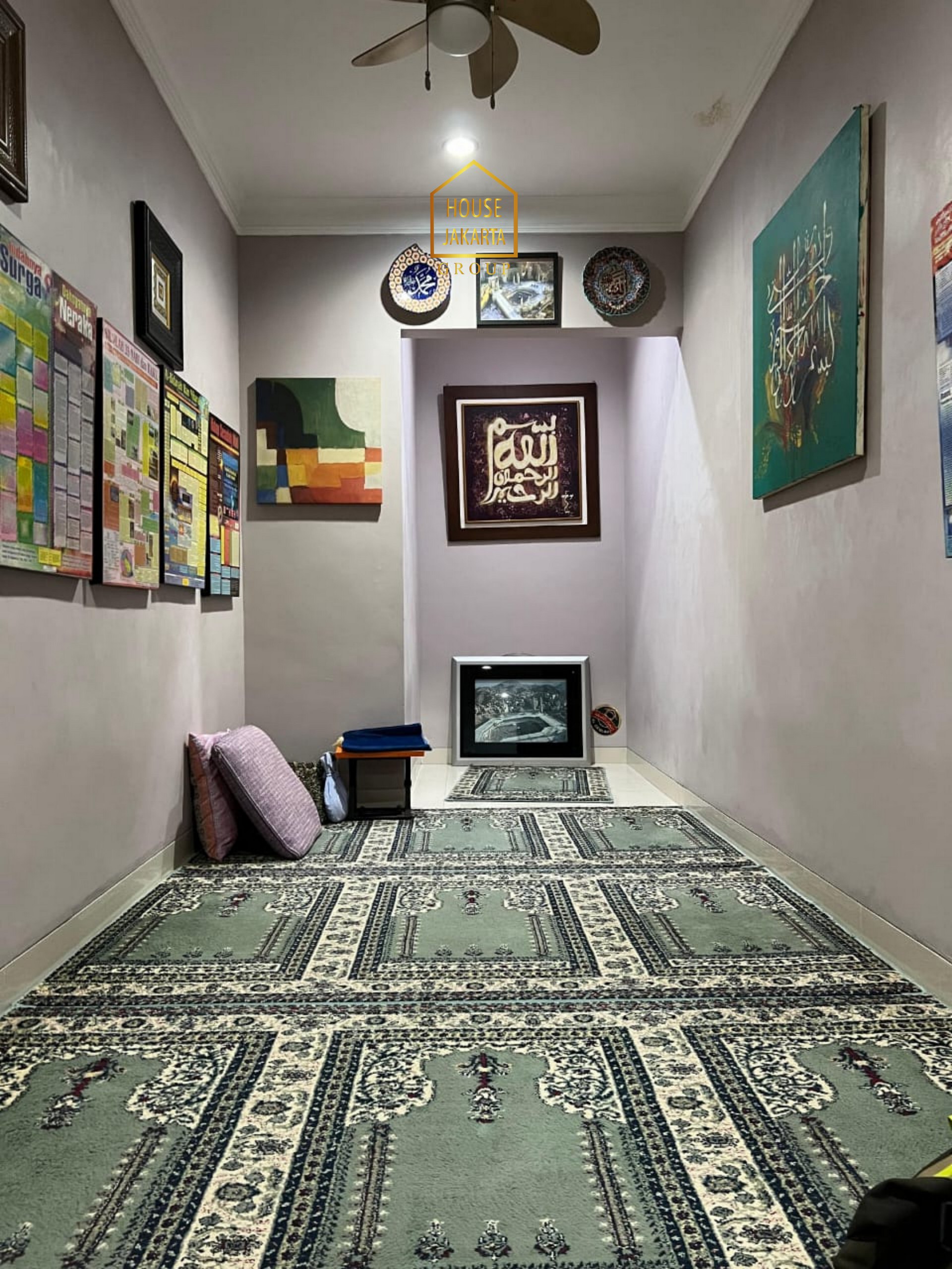 HS2082  FOR SALE : CIPETE SELATAN. Rumah Bagus 2  Lantai Siap Huni, Halaman dan Parkir Luas. Dekat  Stasiun MRT, International School, dan Cipete Raya