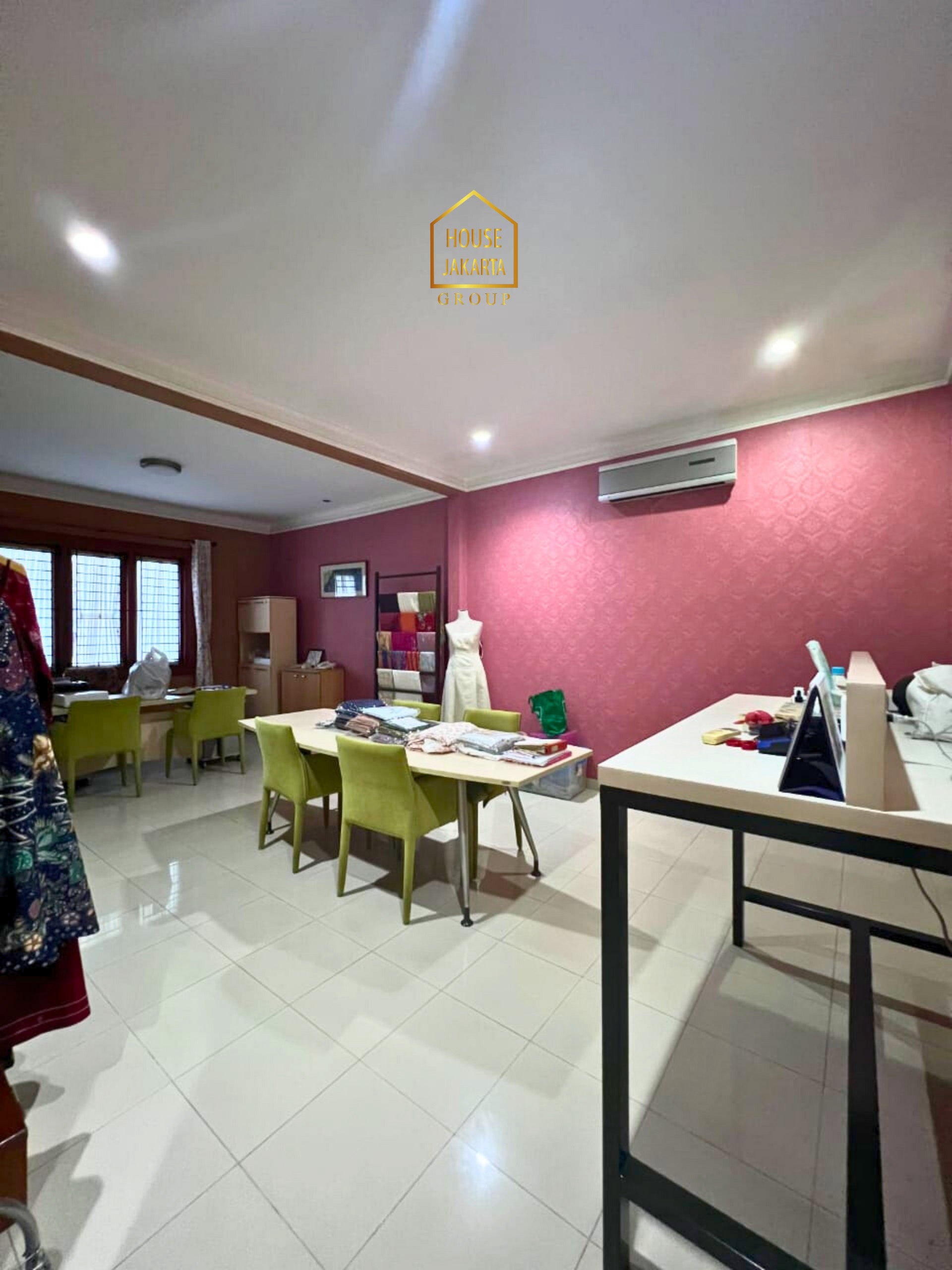 HS2082  FOR SALE : CIPETE SELATAN. Rumah Bagus 2  Lantai Siap Huni, Halaman dan Parkir Luas. Dekat  Stasiun MRT, International School, dan Cipete Raya