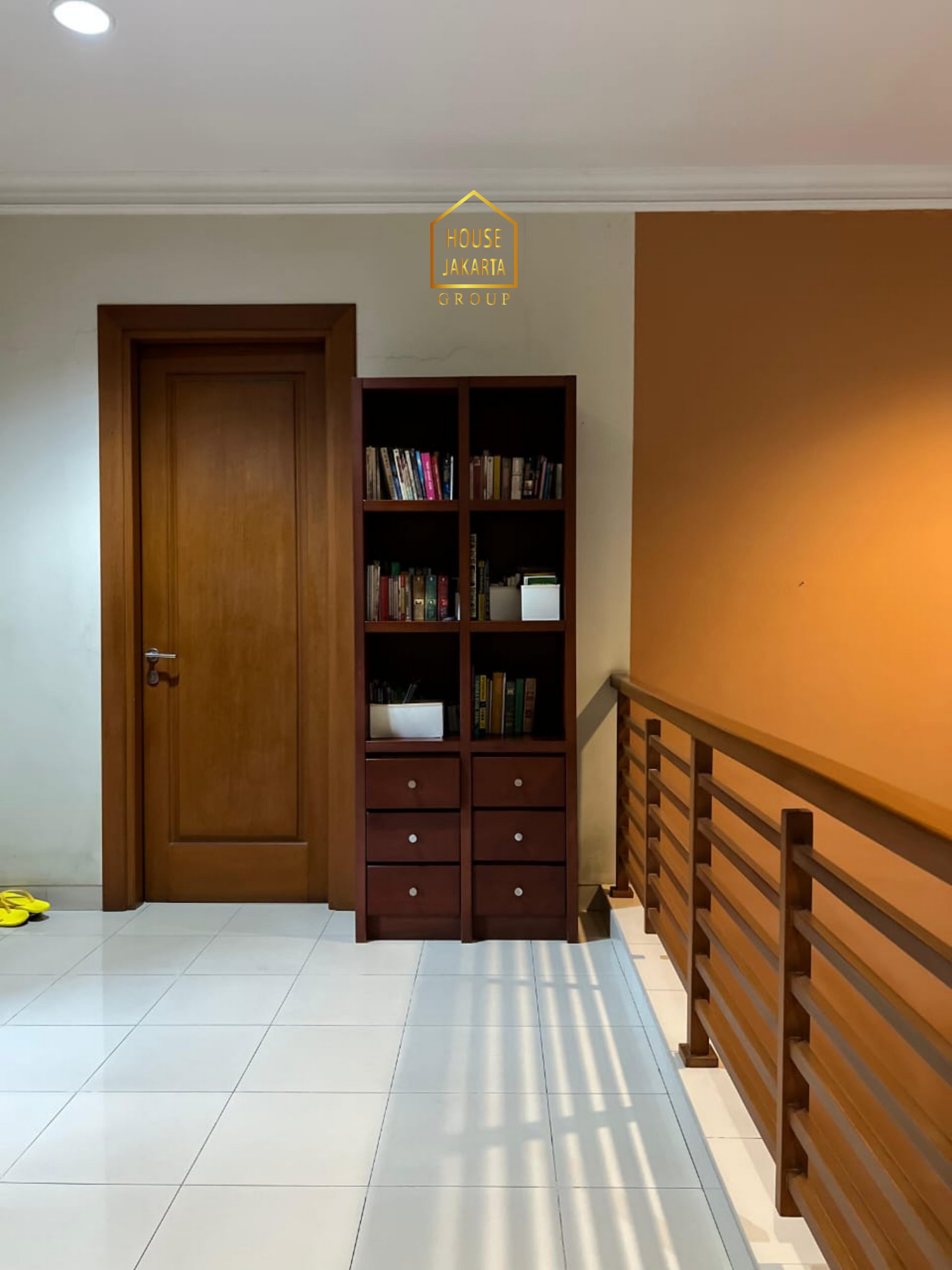 HS2082  FOR SALE : CIPETE SELATAN. Rumah Bagus 2  Lantai Siap Huni, Halaman dan Parkir Luas. Dekat  Stasiun MRT, International School, dan Cipete Raya