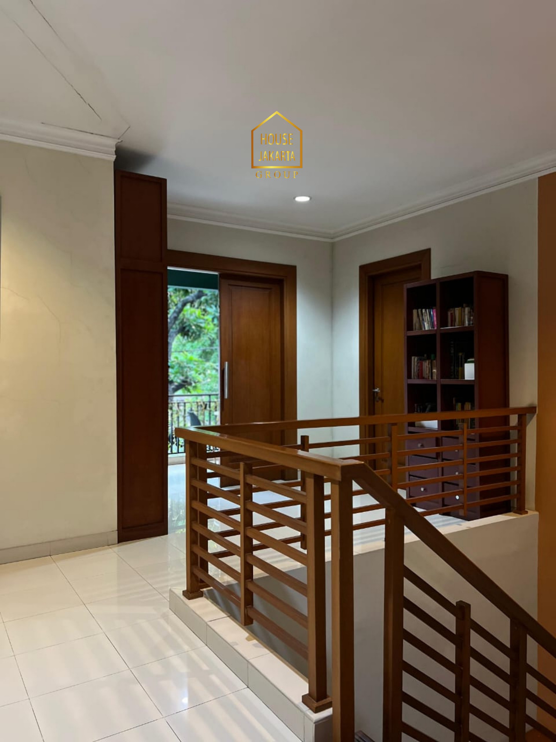 HS2082  FOR SALE : CIPETE SELATAN. Rumah Bagus 2  Lantai Siap Huni, Halaman dan Parkir Luas. Dekat  Stasiun MRT, International School, dan Cipete Raya