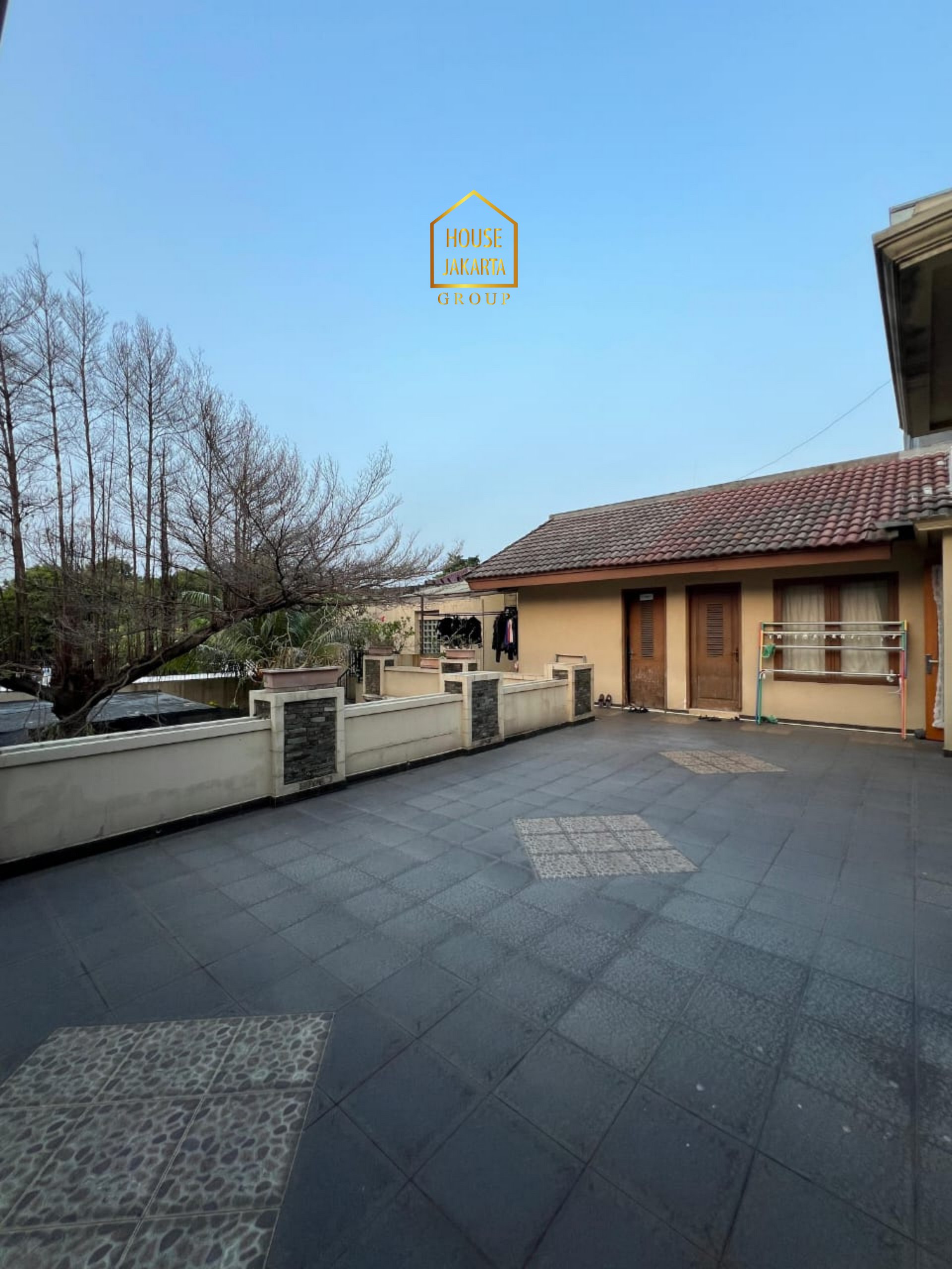 HS2082  FOR SALE : CIPETE SELATAN. Rumah Bagus 2  Lantai Siap Huni, Halaman dan Parkir Luas. Dekat  Stasiun MRT, International School, dan Cipete Raya