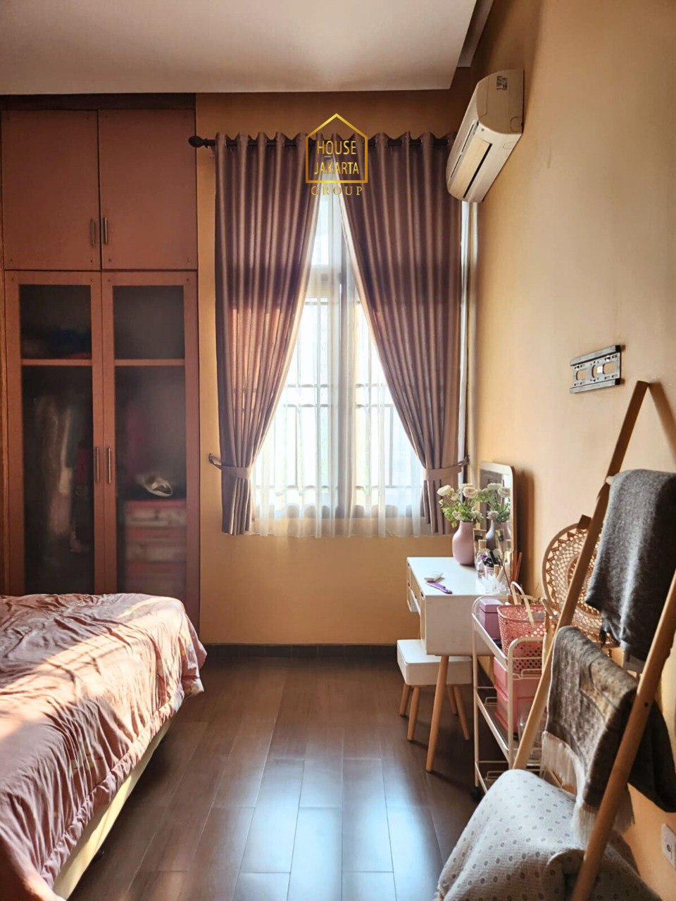 HS2103 FOR SALE: SUNTER - JAKARTA UTARA. Rumah 2 Lantai Siap Huni, Gated, Hadap Barat