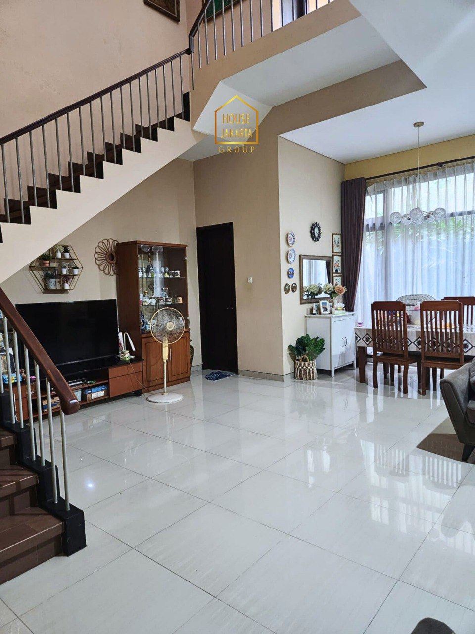 HS2103 FOR SALE: SUNTER - JAKARTA UTARA. Rumah 2 Lantai Siap Huni, Gated, Hadap Barat