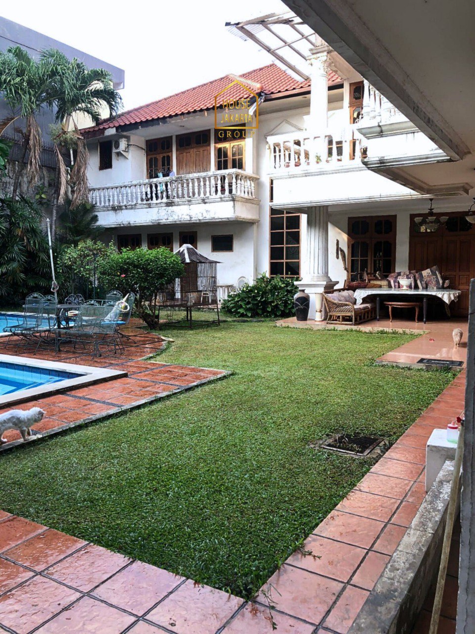 HS2104 FOR SALE: PONDOK INDAH - JAKARTA SELATAN. Rumah Classic 2 Lantai. Spacious Garden & Pool, Parkir 8 Mobil