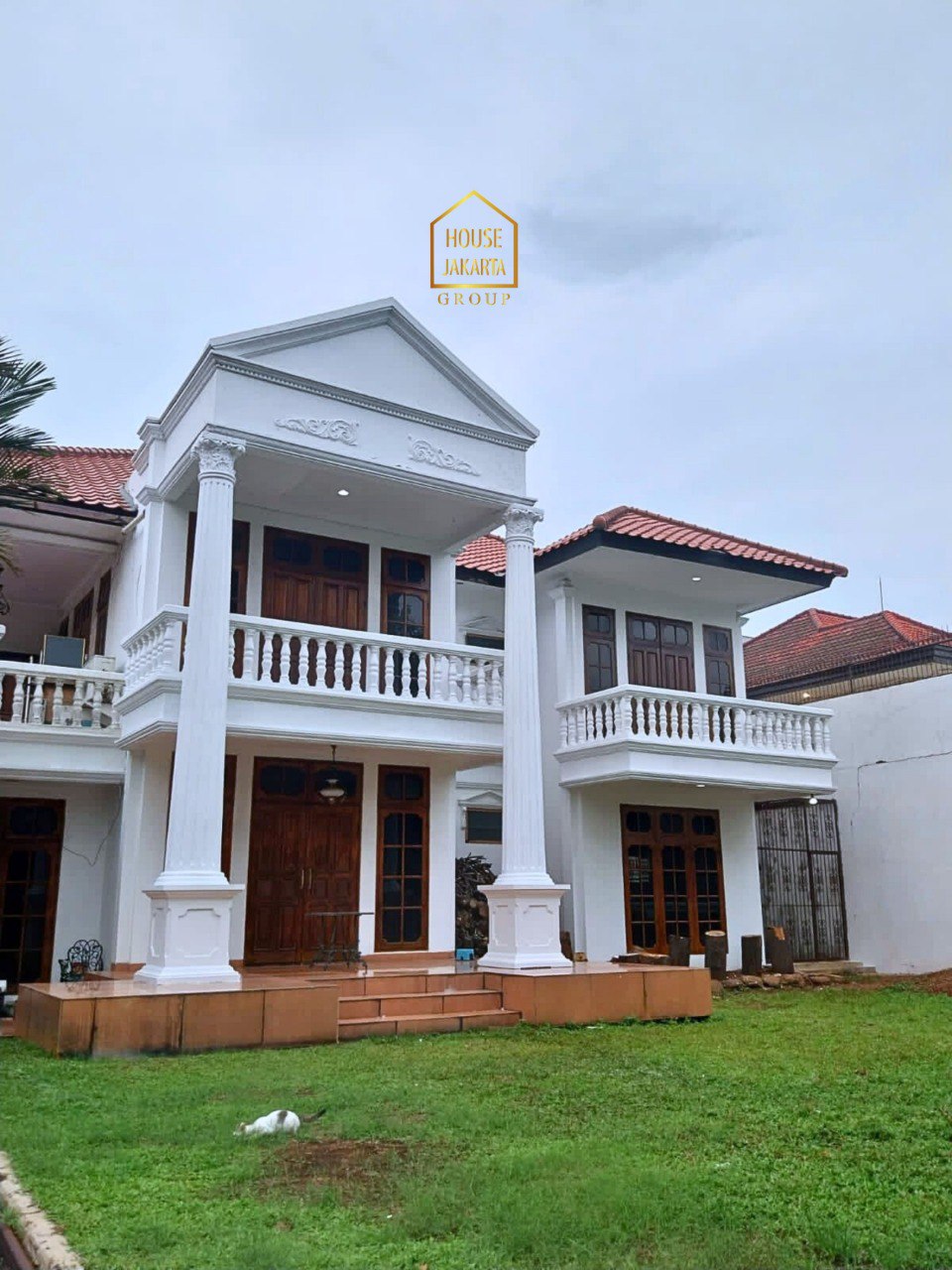 HS2104 FOR SALE: PONDOK INDAH - JAKARTA SELATAN. Rumah Classic 2 Lantai. Spacious Garden & Pool, Parkir 8 Mobil